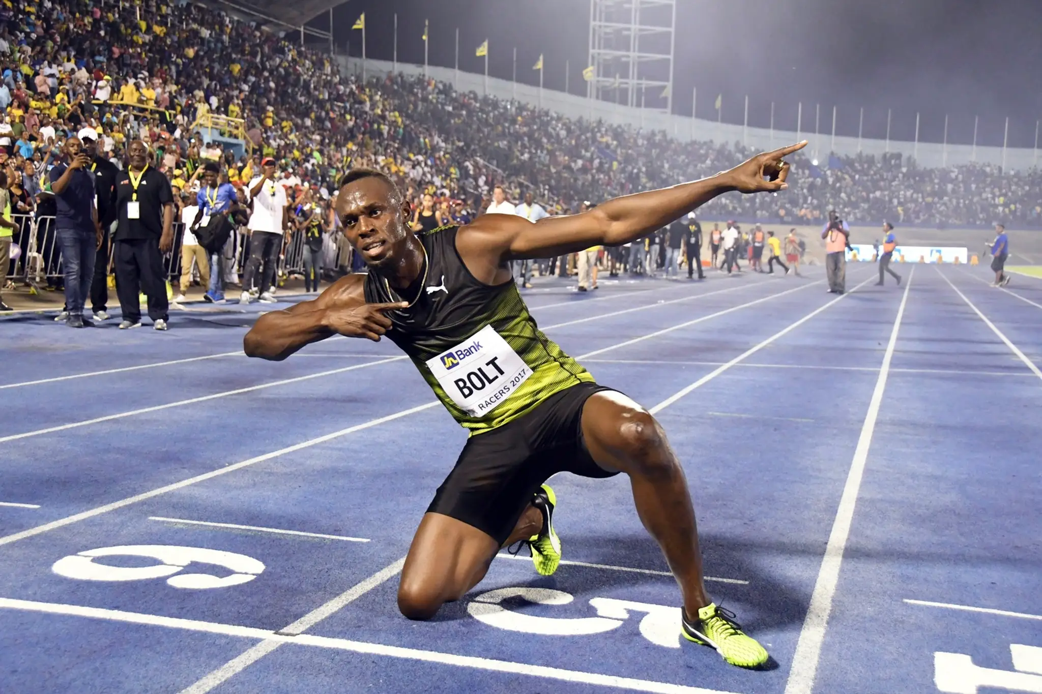 Jamajský šprintér Usain Bolt oslavuje víťazstvo v šprinte na 100 m v jamajskom Kingstone