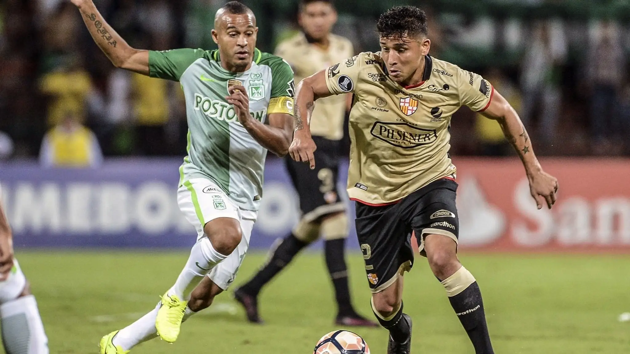 Mario Pineida (vpravo) už futbal bude hrať tam hore.