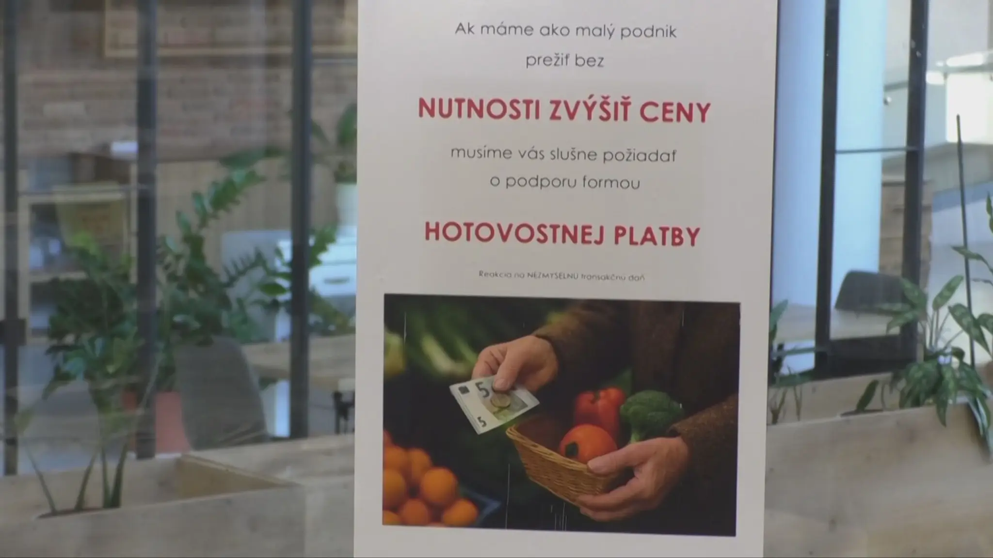 Podnikateľ prosí zákazníkov, aby platili v hotovosti.