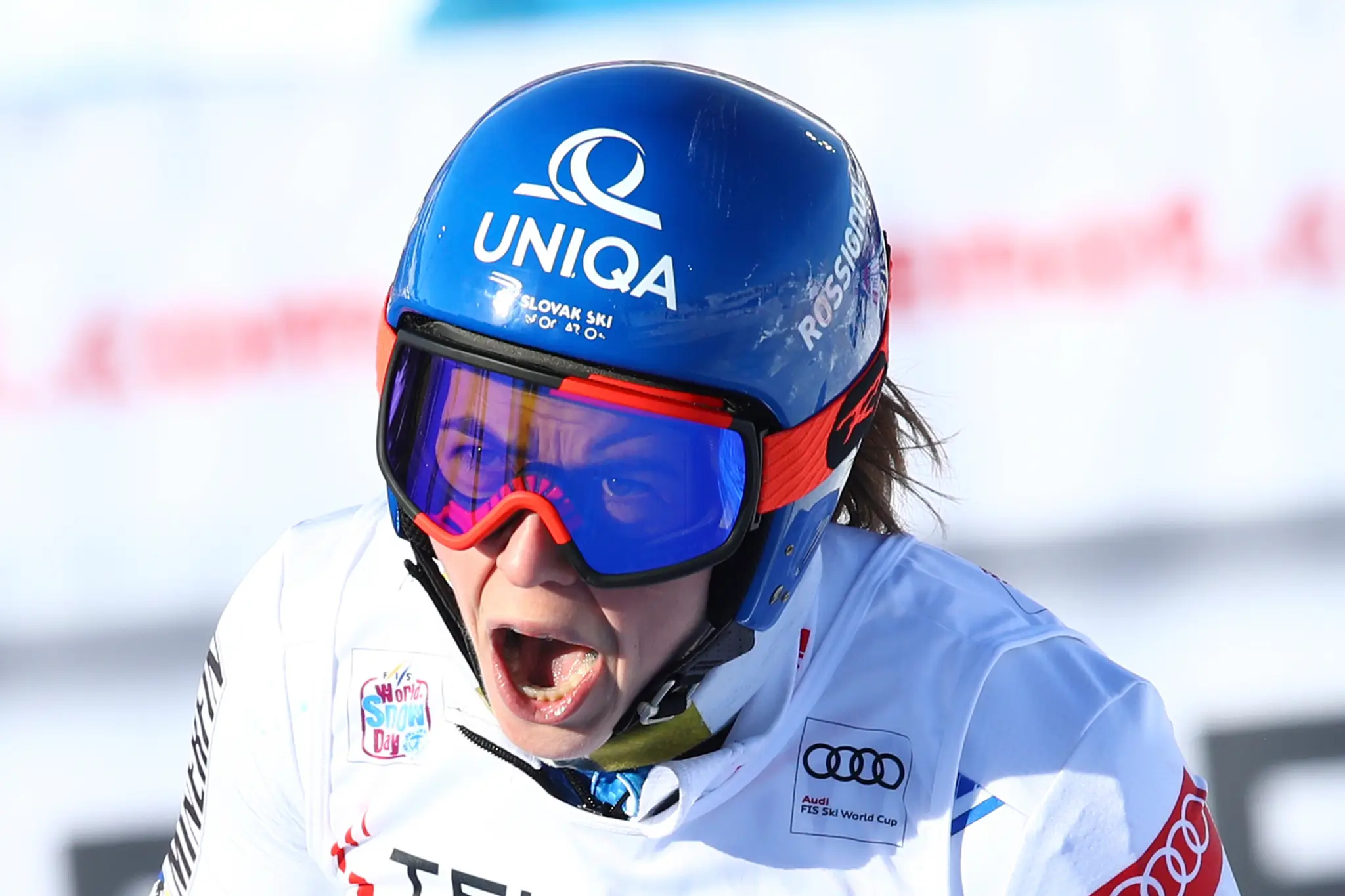 Alpská lyžiarka Federica Brignoneová reaguje v cieli obrovského slalomu v Sestriere.