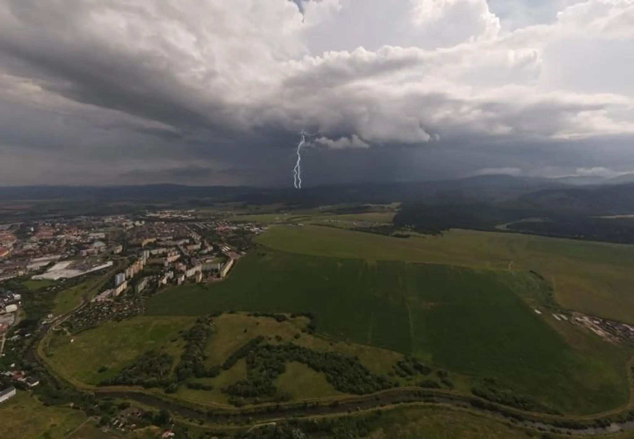 Búrka medzi Rožňavou a Spišskou Novou Vsou.