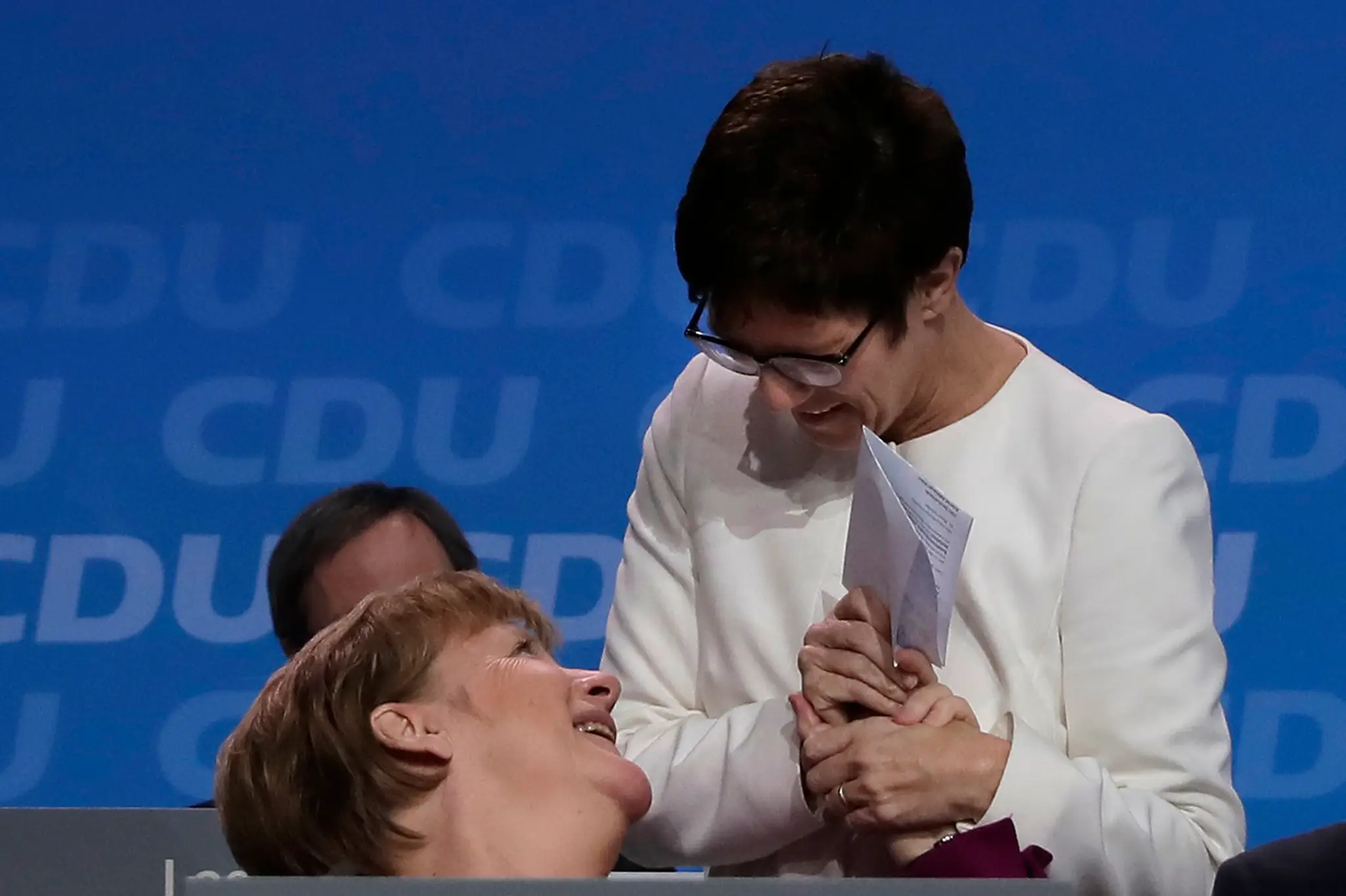 Približne 1000 delegátov na mimoriadnom sneme CDU dalo zelenú obnoveniu tzv. veľkej koalície.