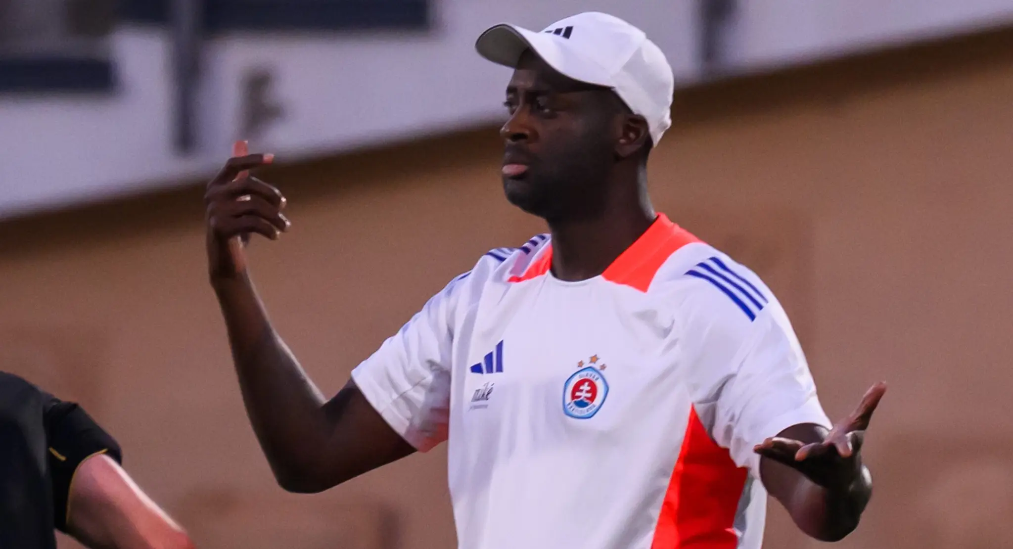 Yaya Touré na lavičke Slovana Bratislava.