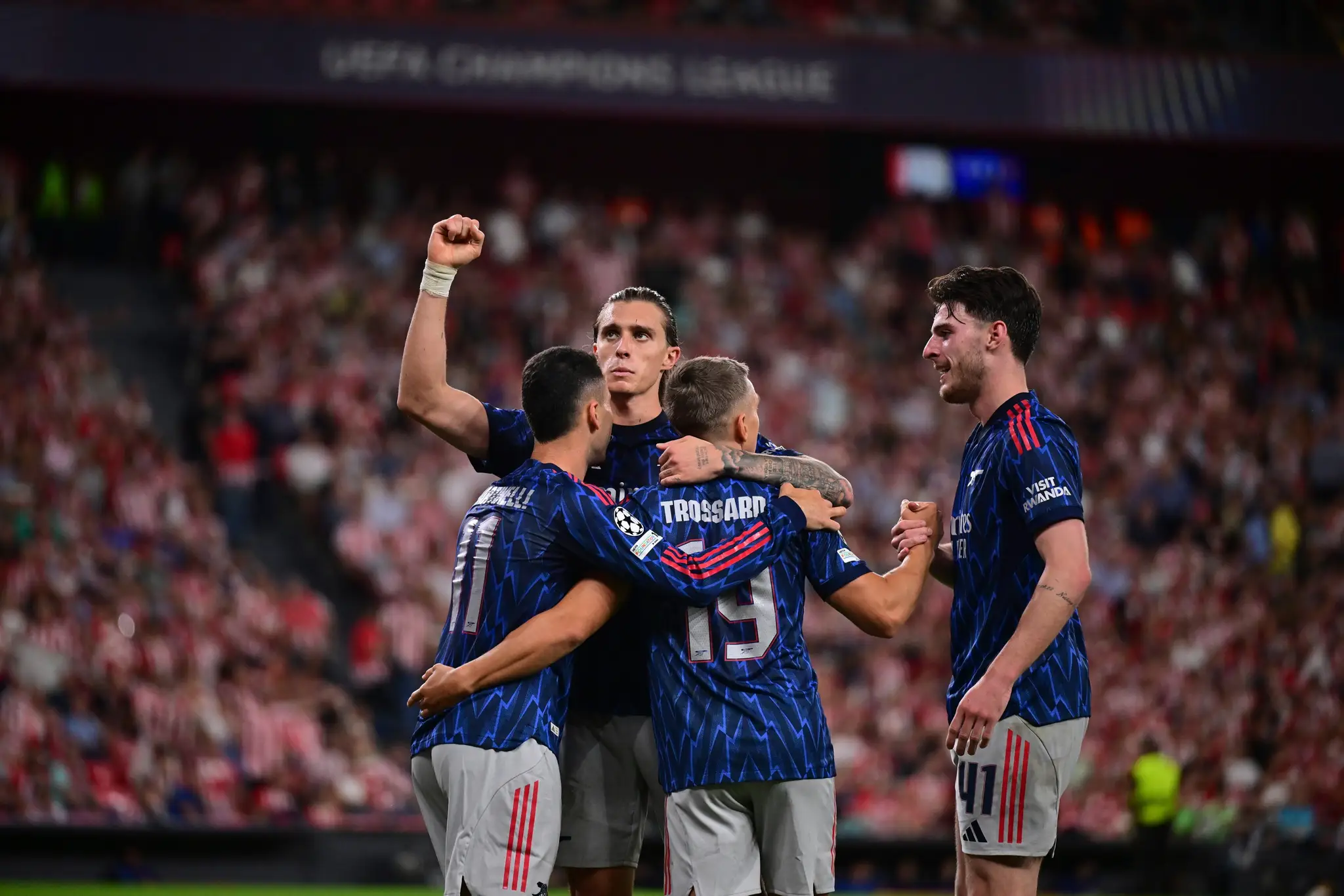 Futbalisti Arsenalu oslavujú gól.