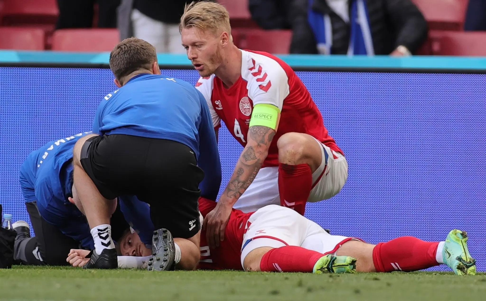 Kapitán dánskej futbalovej reprezentácie Simon Kjaer dáva prvú pomoc svojmu spoluhráčovi Christianovi Eriksenovi.