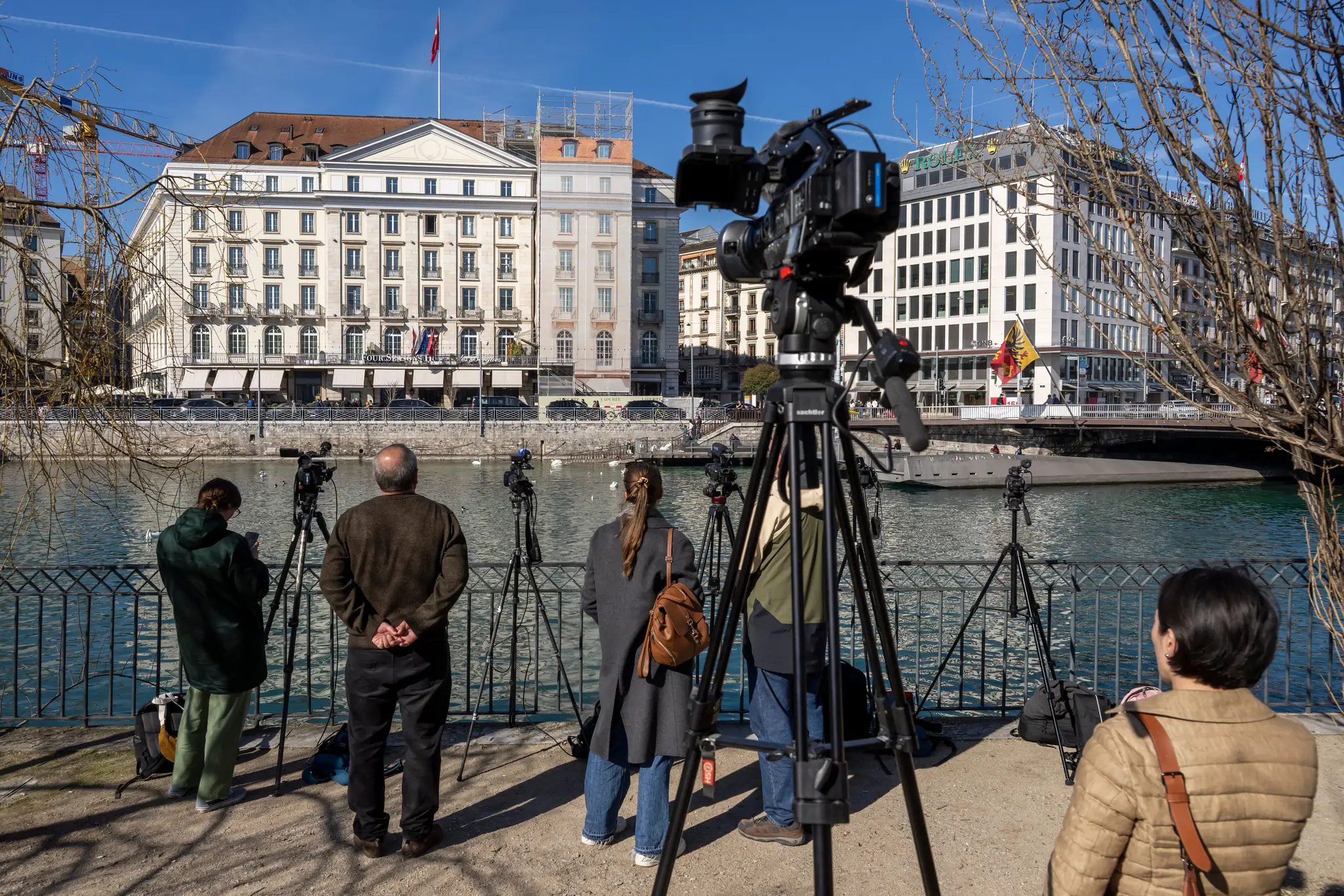 Novinári sú pred hotelom Bergues v Ženeve vo štvrtok 26. februára 2026.