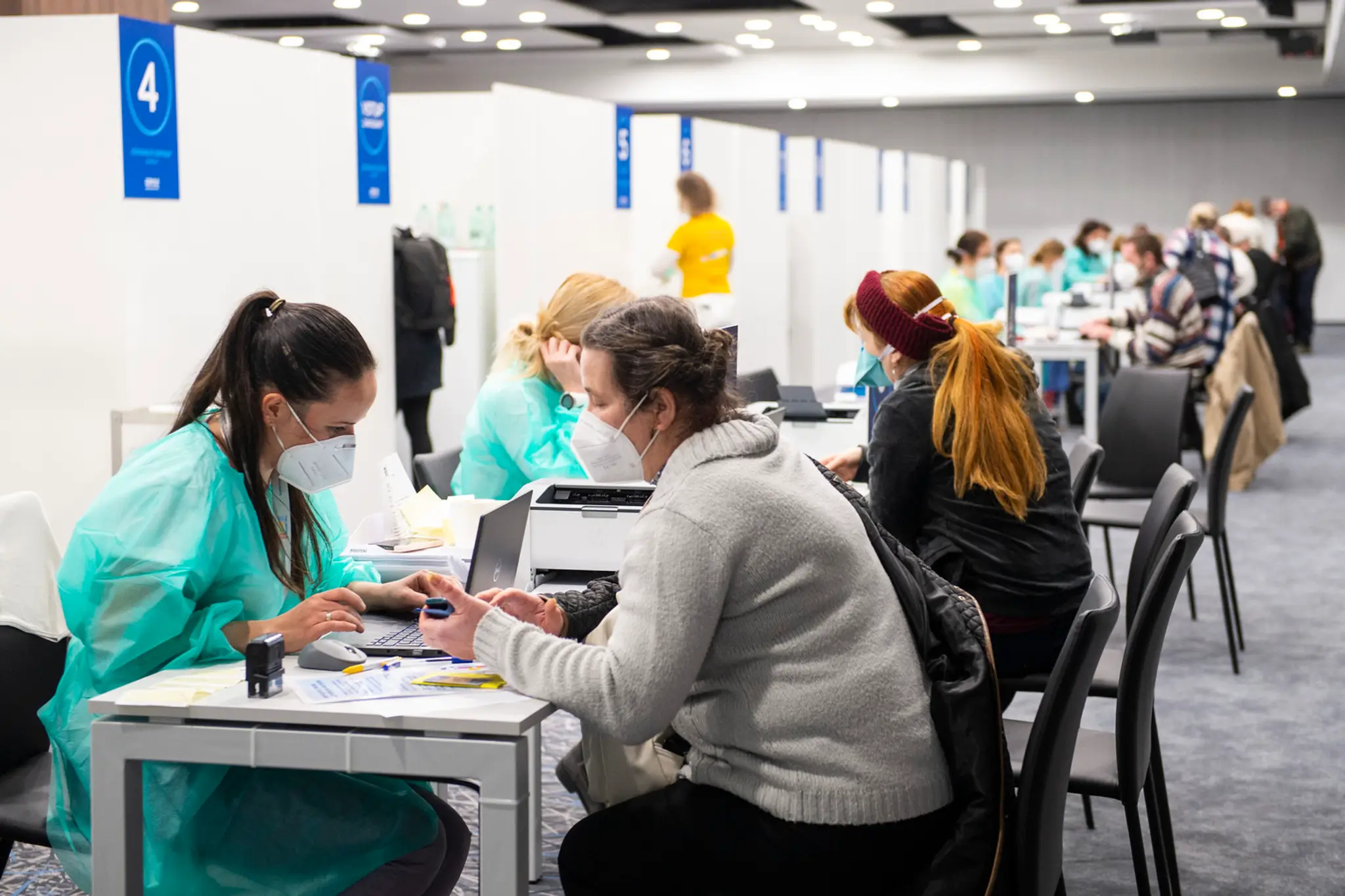 Registrácia objednaných ľudí na očkovanie v priestoroch Veľkokapacitného očkovacieho centra v Bratislave.