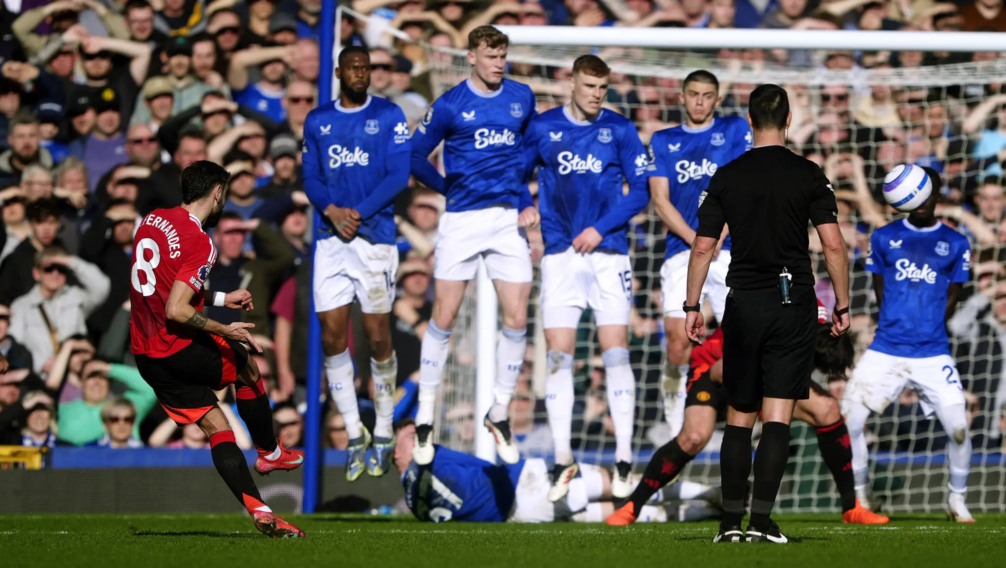 Bruno Fernandes strieľa gól z priameho kopu do siete Evertonu.