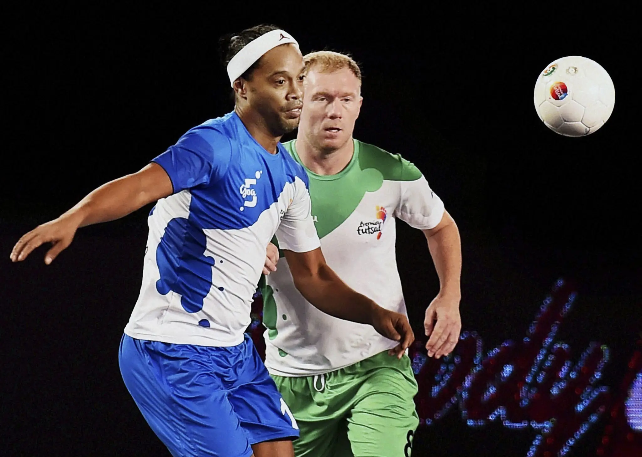 Ronaldinho a Paul Scholes