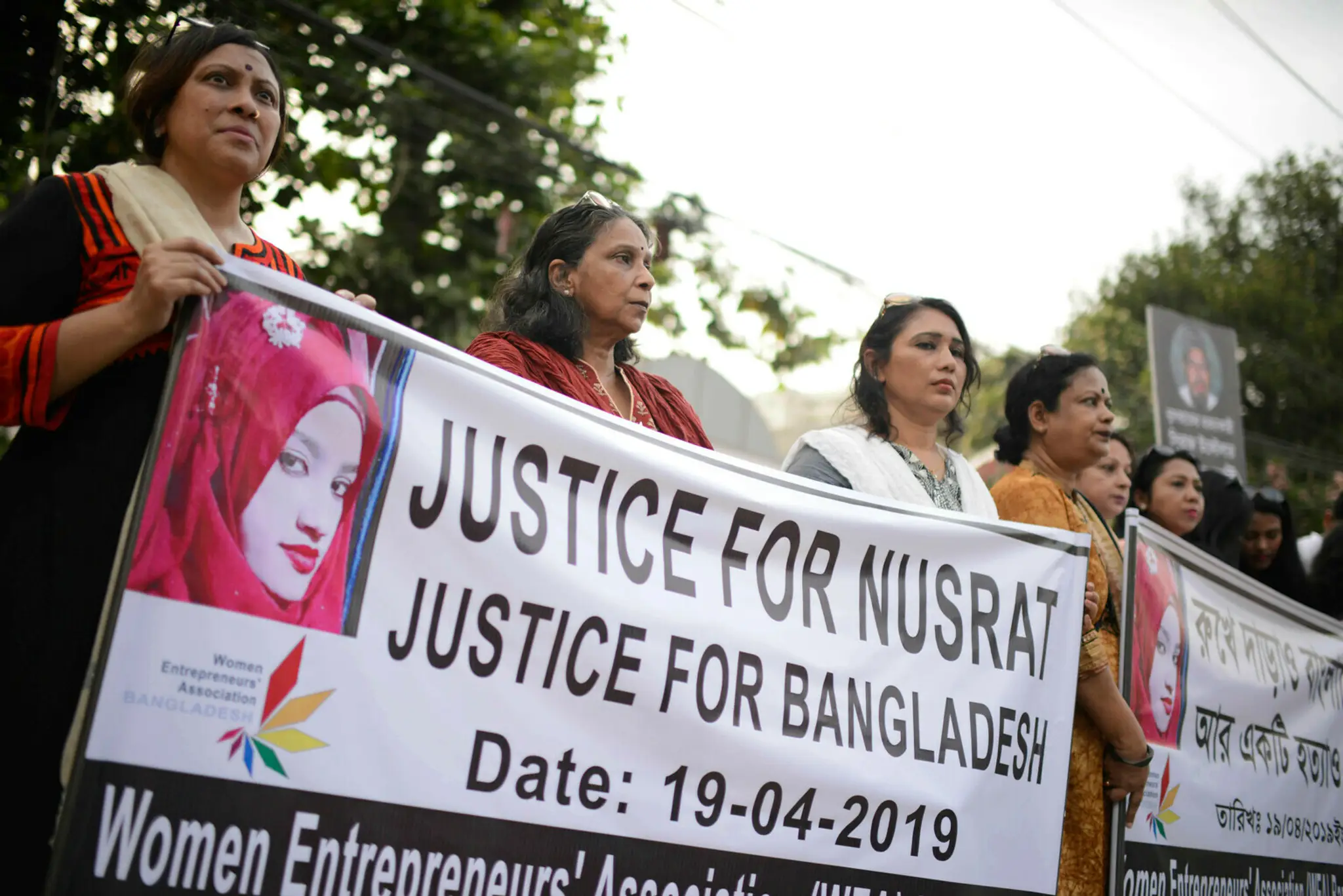 Ženy v Bangladéši protestujú za lepší právny systém po upálení študentky na streche školy po nahlásení sexuálneho obťažovania ri