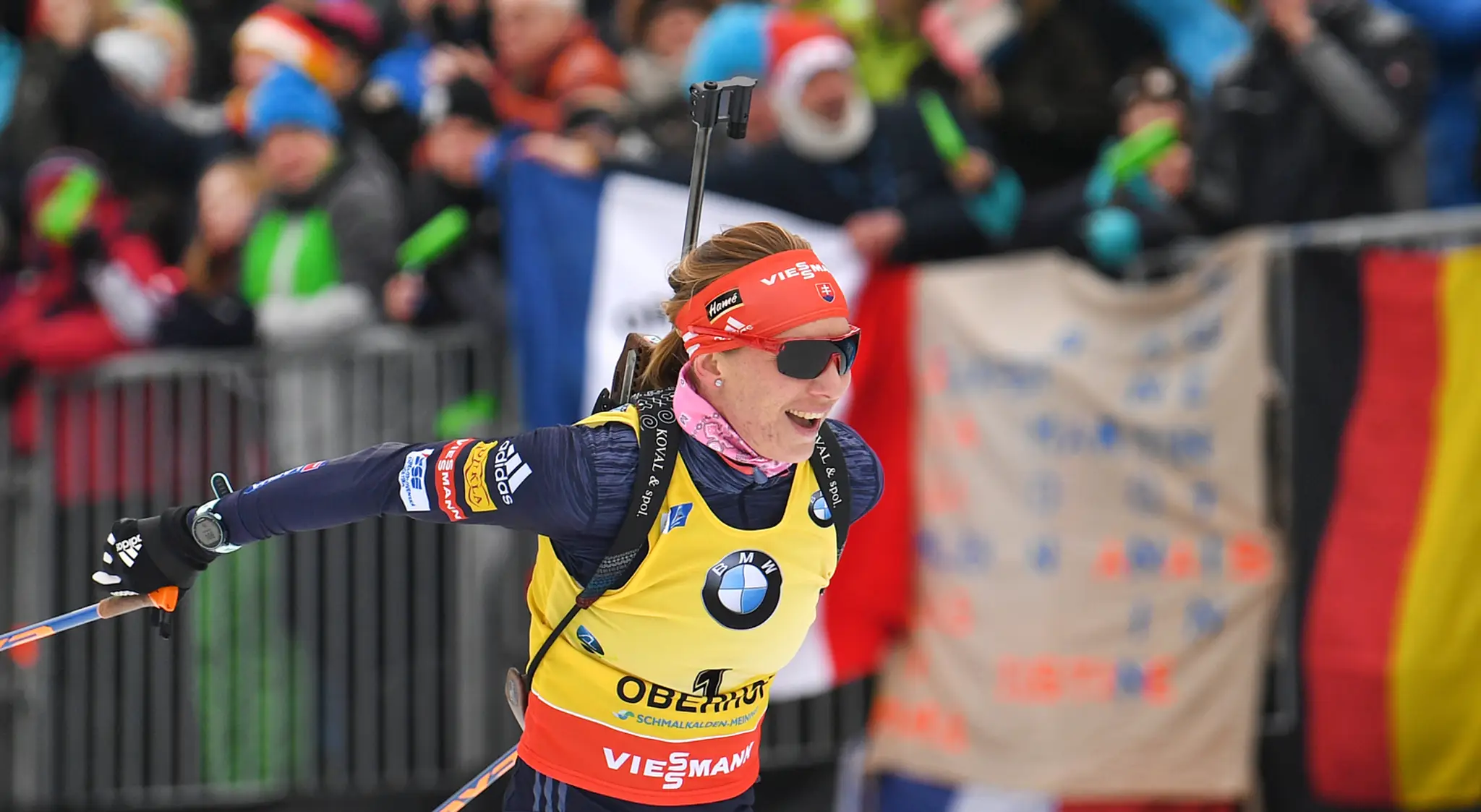 Američanka Mikaela Shiffrinová (v strede) oslavuje víťazstvo v obrovskom slalome v Kranjskej Gore.