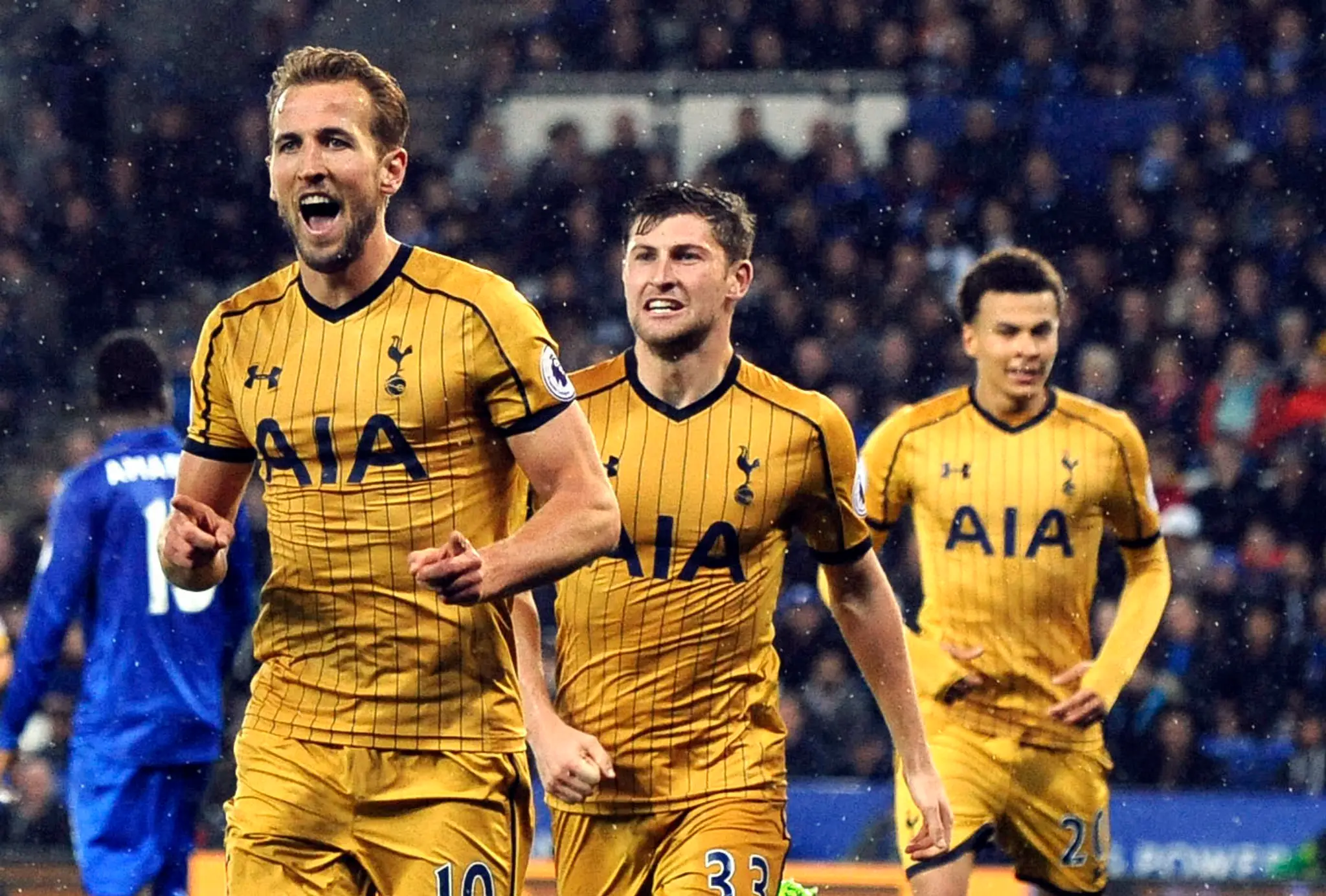 Harry Kane (vľavo) z Tottenhamu sa teší z gólu so spoluhráčmi.