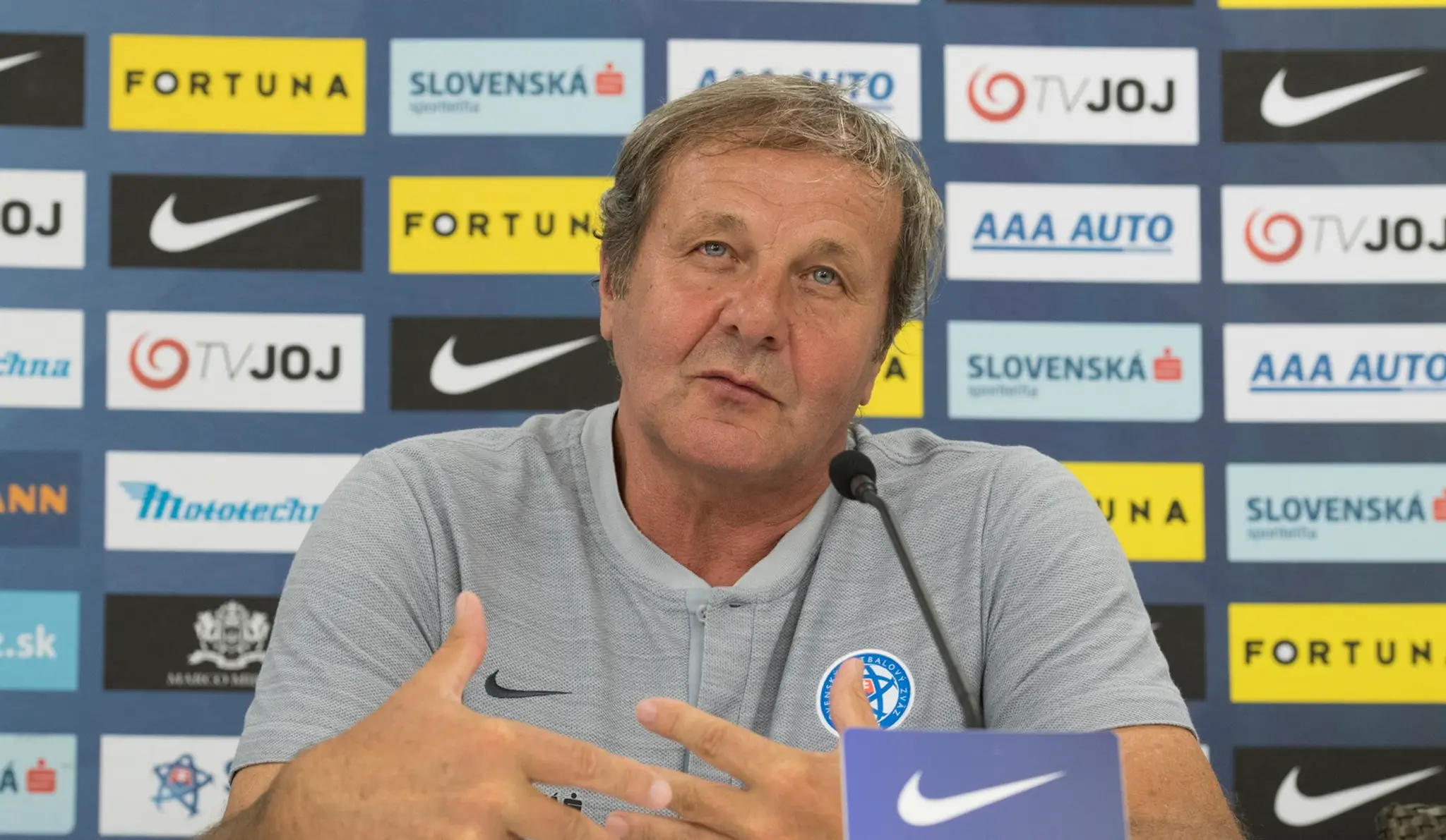 Ján Kozák počas tlačovej konferencie pred zápasmi s Dánskom v Trnave a Ukrajinou vo Ľvove.
