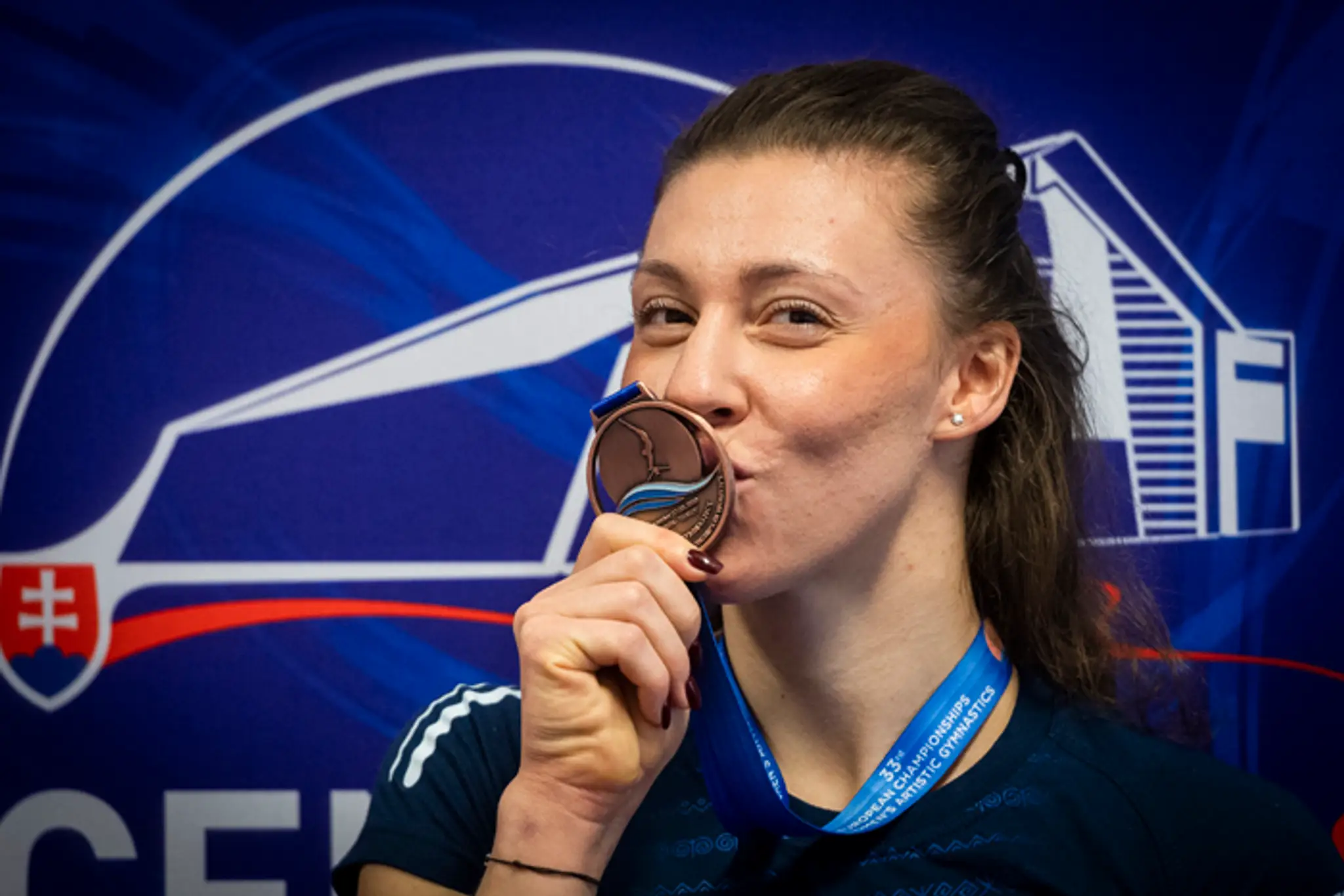 Barbora Mokošová s bronzovou medailou, ktorú získala na bradlách na ME 2020 v tureckom Mersine. (22. decembra 2020)