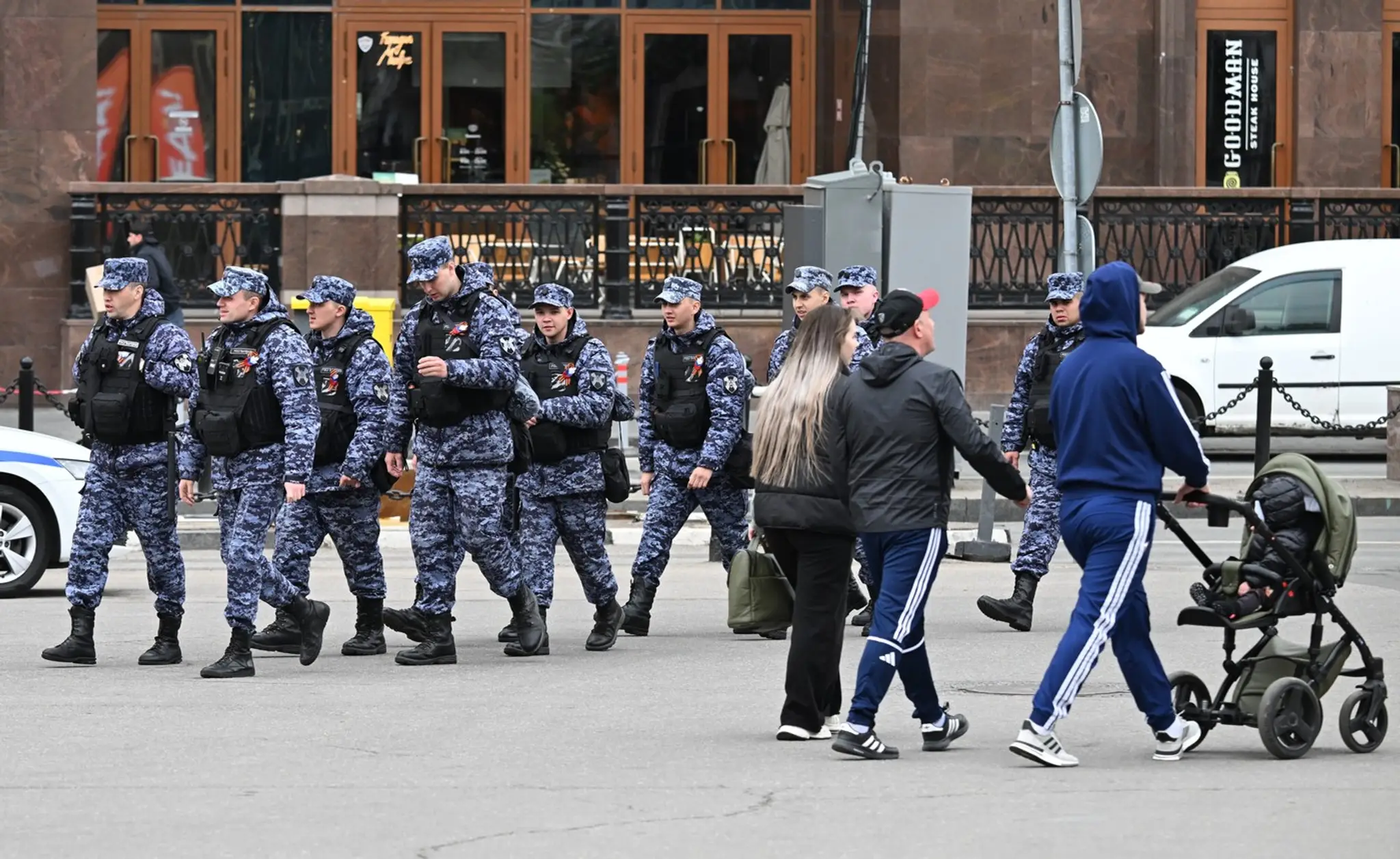 Príslušníci ruských jednotiek Národnej gardy hliadkujú na ulici v centre Moskvy.