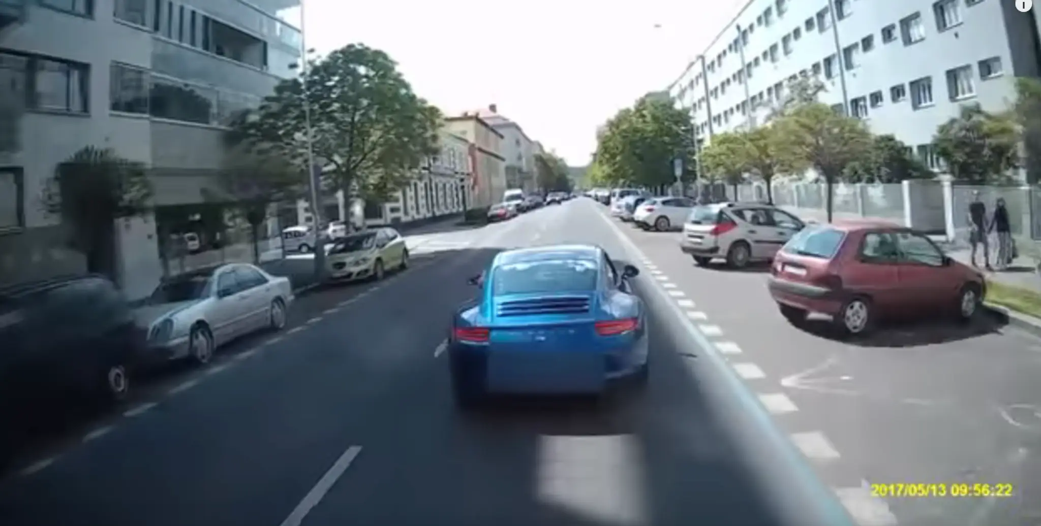 Porshe vybrzďuje hasičov.
