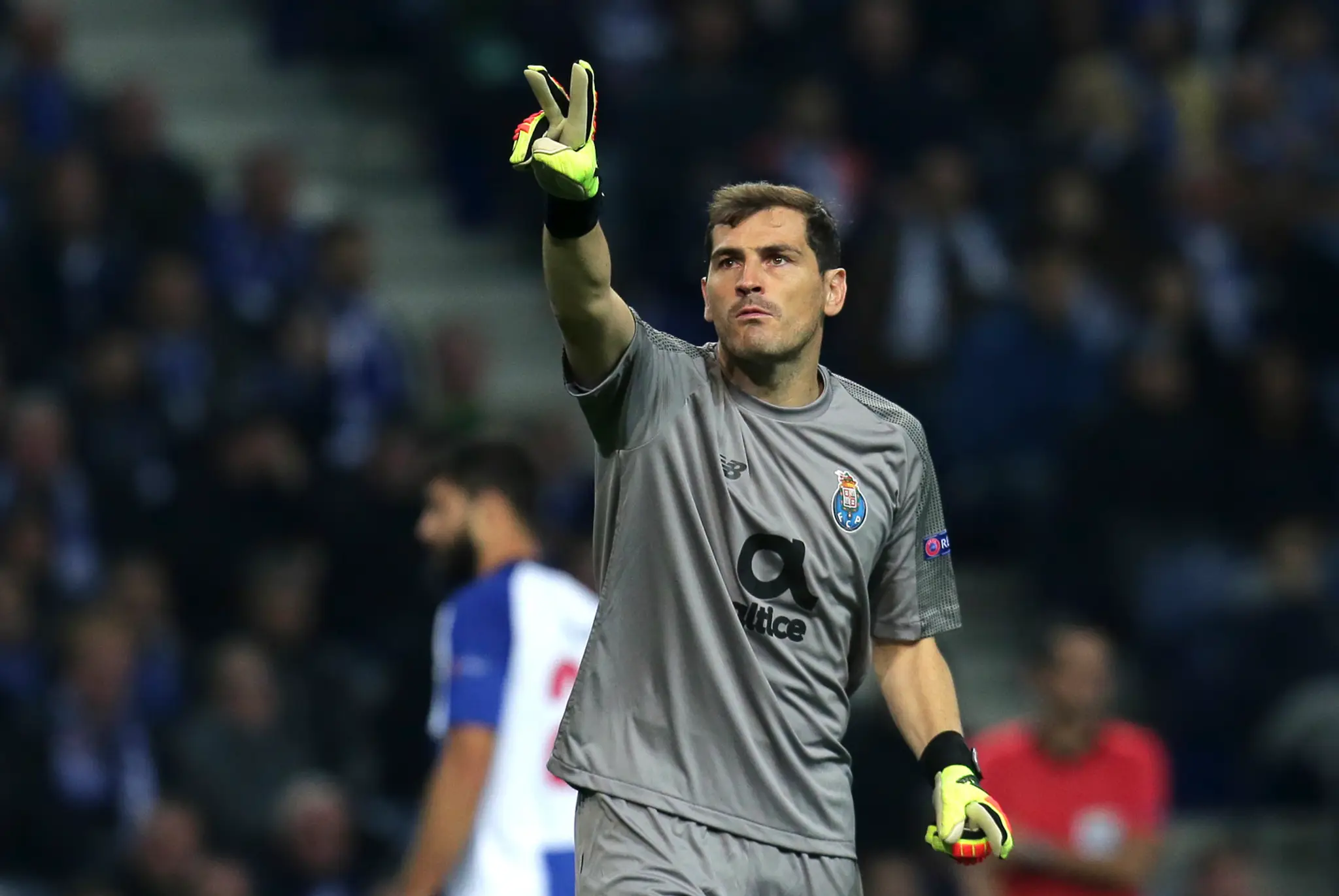 Iker Casillas z Porta reaguje v dueli LM proti Schalke.