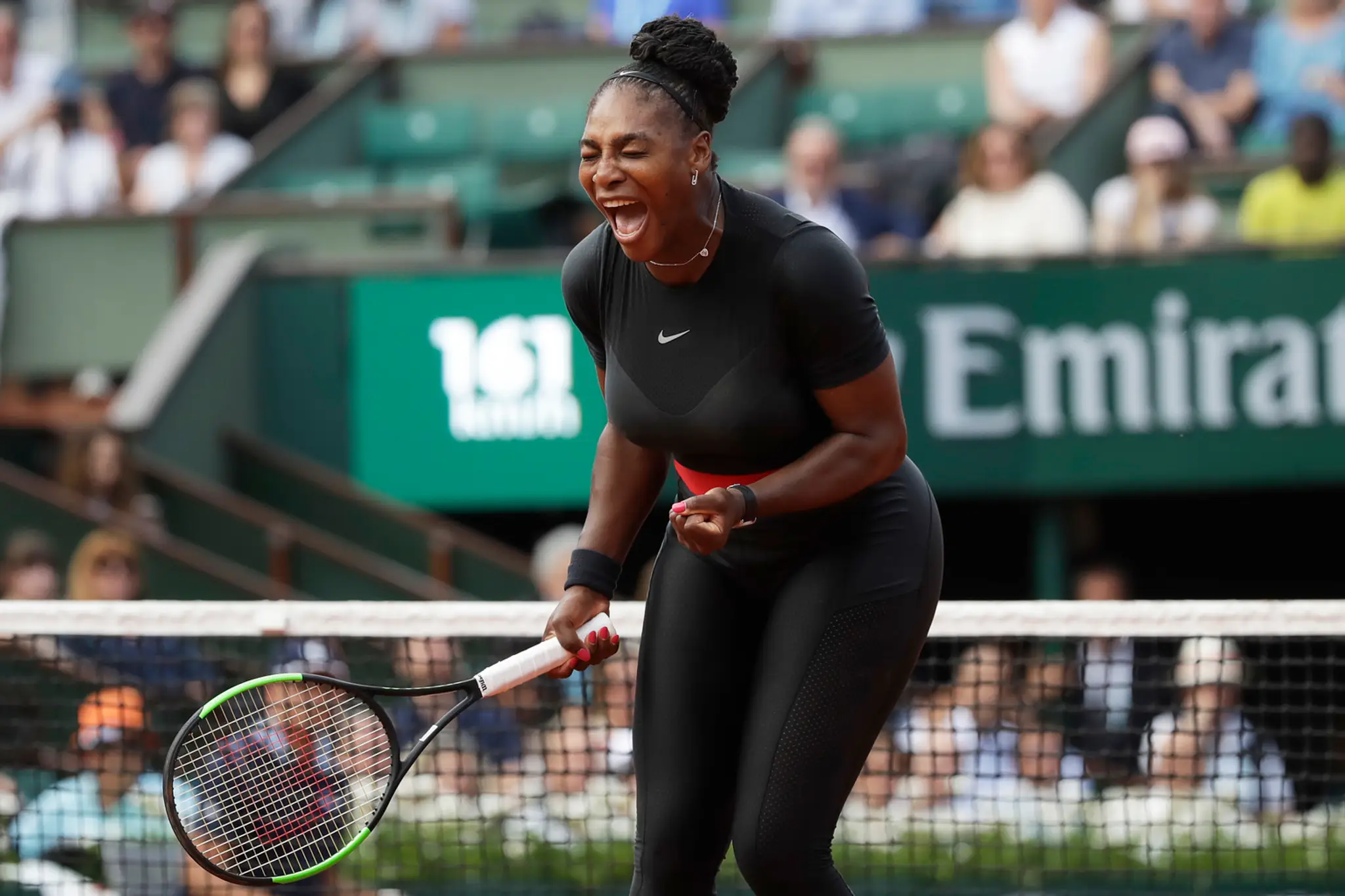 Serena Williamsová počas zápasu proti Kristýne Plíškovej na French Open.