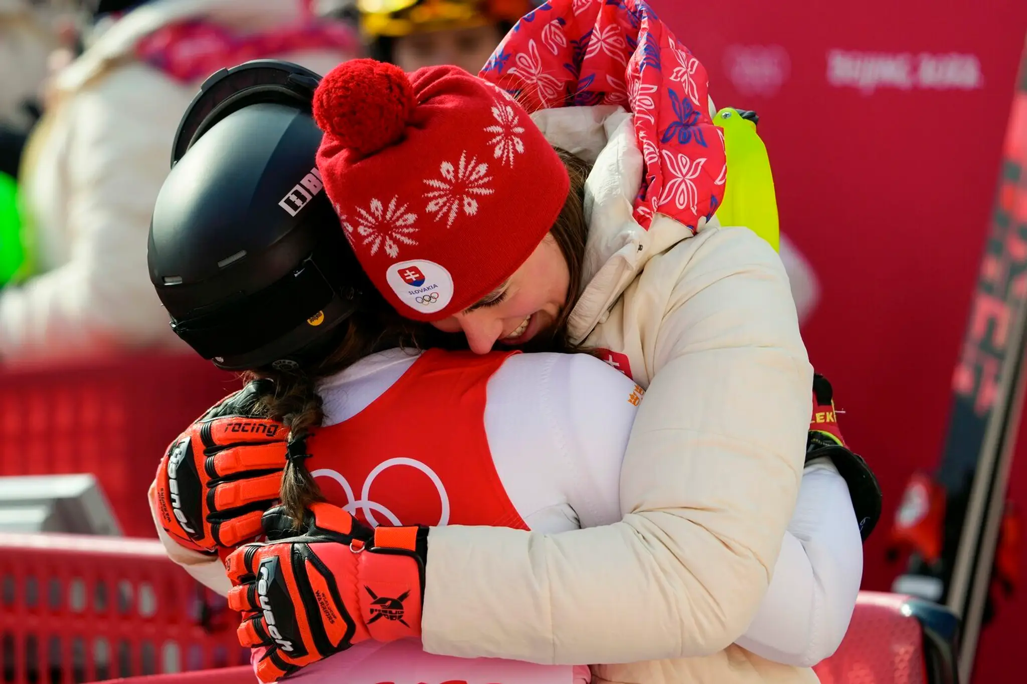 Olympijská víťazka Petra Vlhová sa objíma so Sarou Hectorovu po slalome na ZOH 2022.