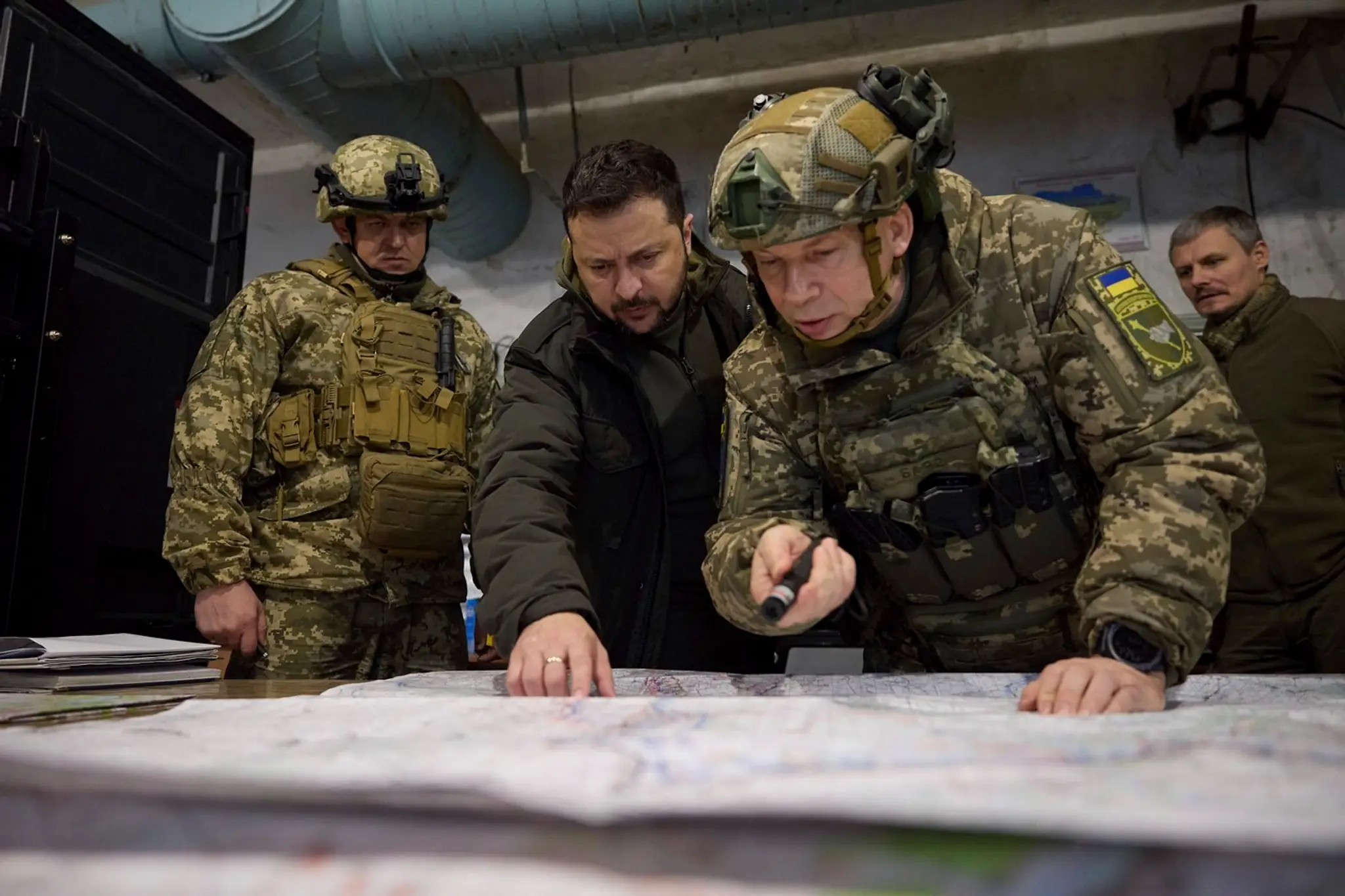 Prezident Volodymyr Zelenskyj a veliteľ ukrajinskej armády Oleksander Syrskyj.