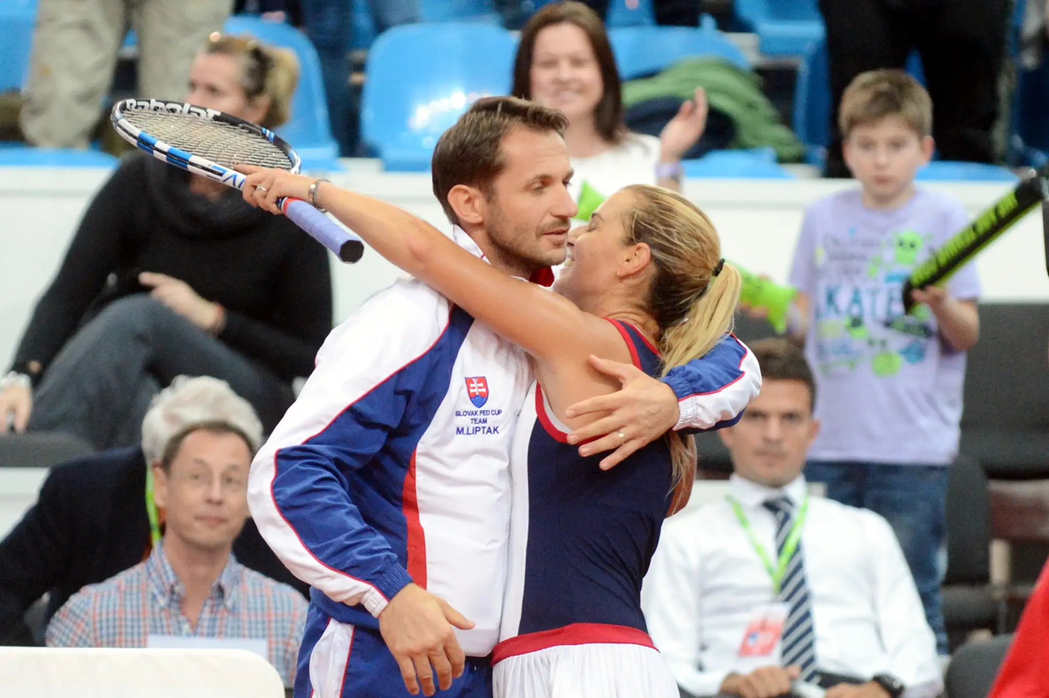 Na snímke Dominika Cibulková v objatí s fedcupovým kapitánom Matejom Liptákom.