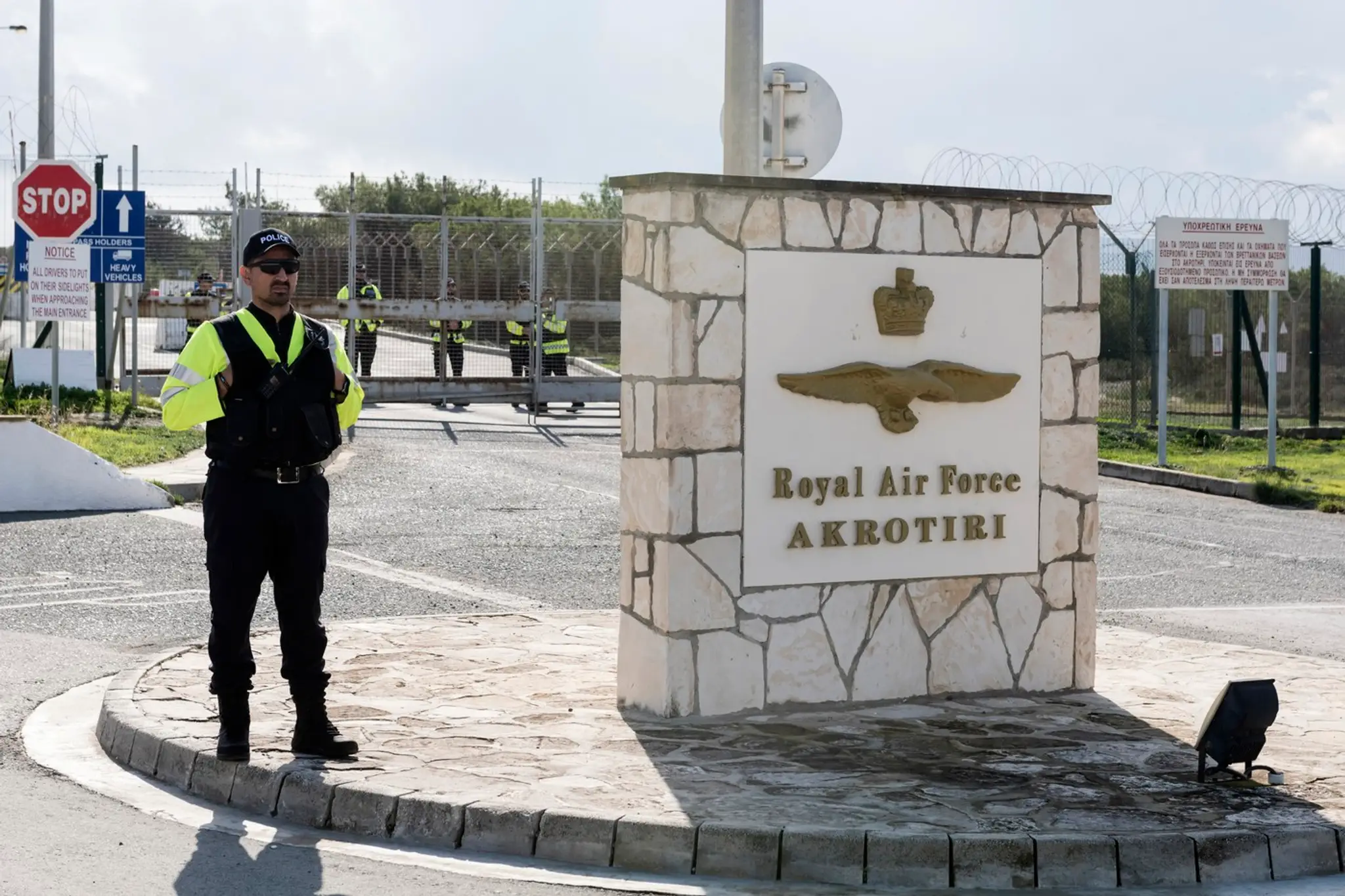 Na snímke policajti, ktorí strážia brány základne Kráľovského letectva Akrotiri na Cypre.