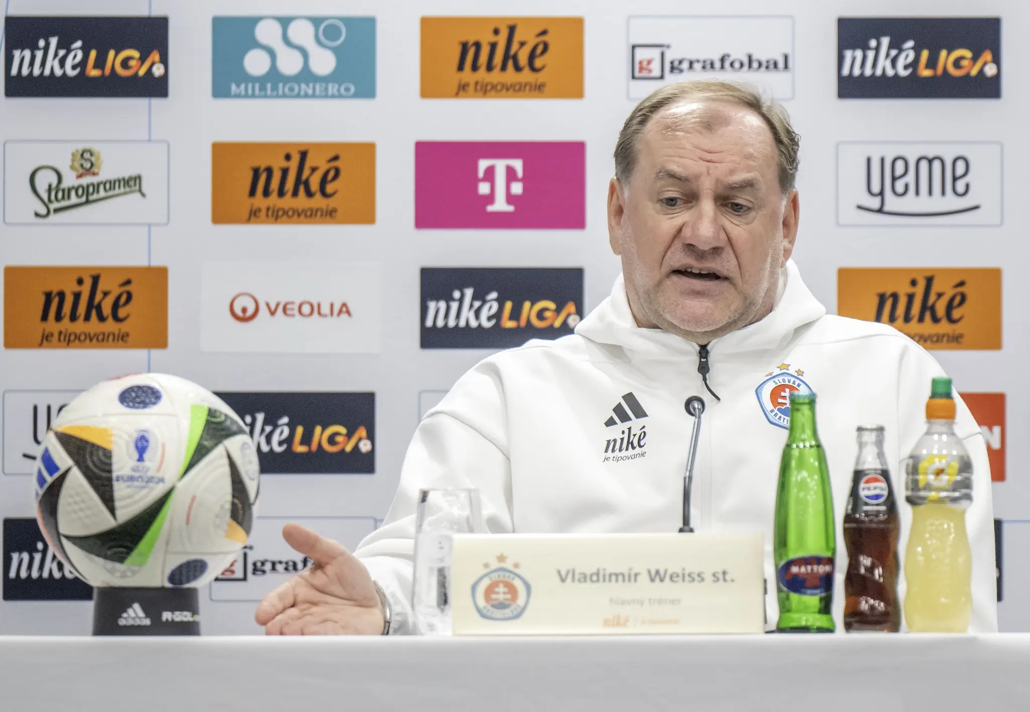 Na snímke tréner ŠK Slovan Bratislava Vladimír Weiss st.