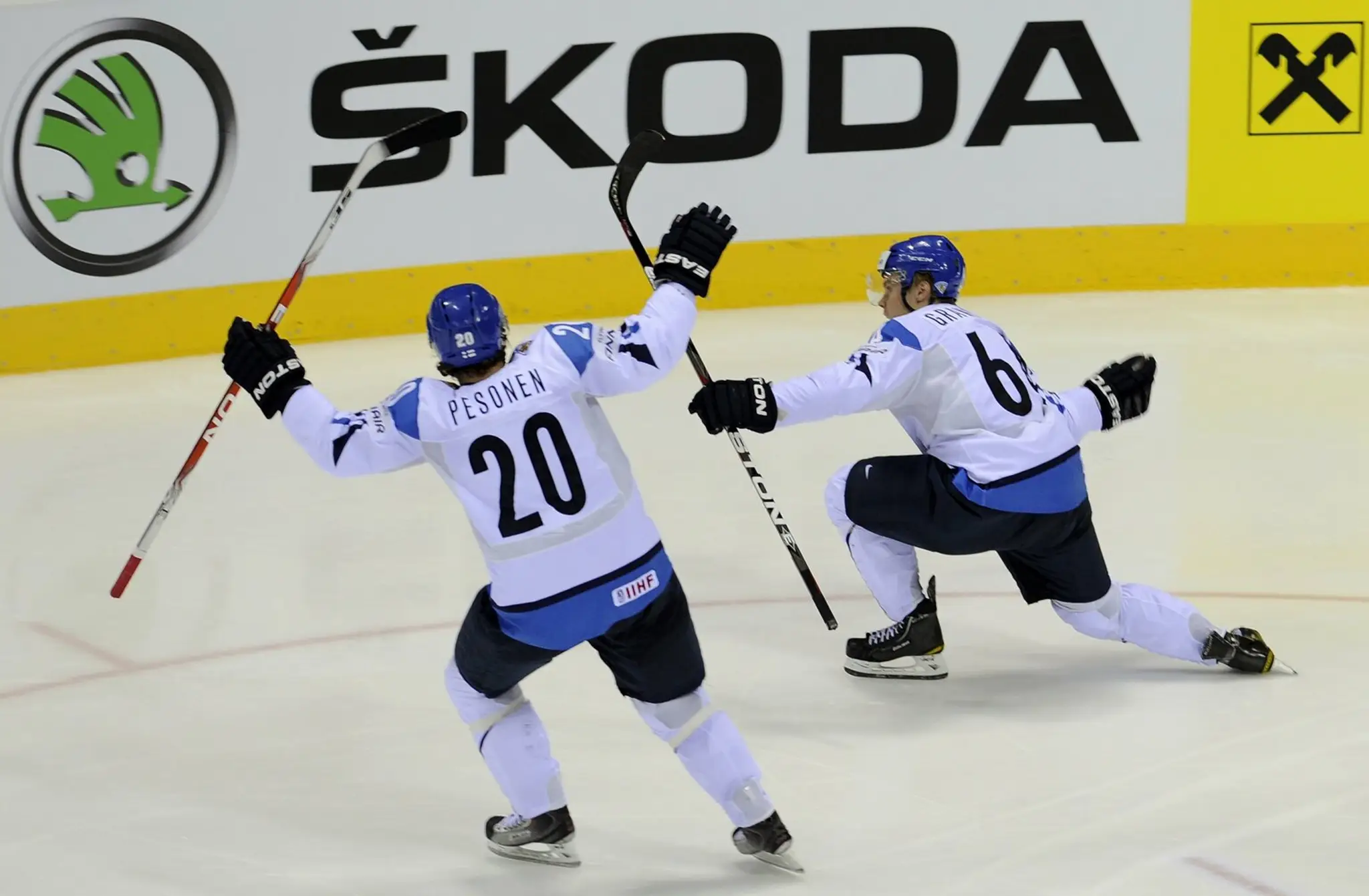 Fín Mikael Granlund (vpravo) sa teší po góle spoločne so spoluhráčom Janne Pesonenom v semifinálovom zápase hokejových MS 2011.