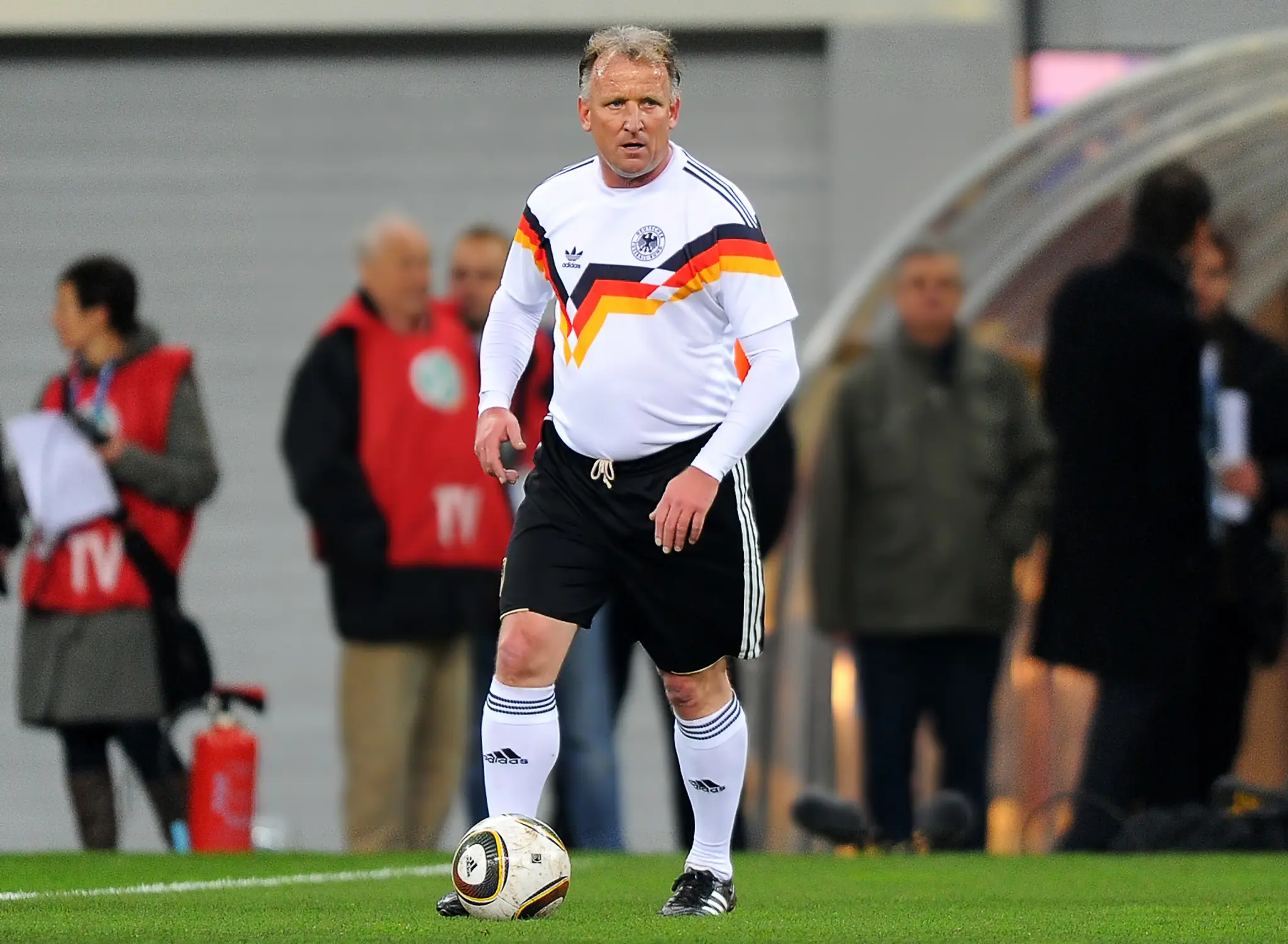 Na archívnej snímke Andreas Brehme.
