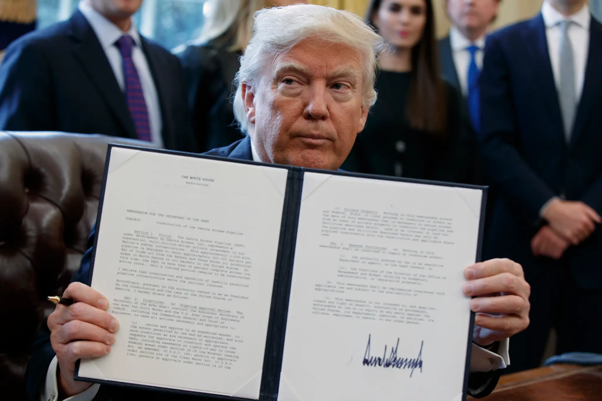 Americký prezident Donald Trump ukazuje svoj podpis na nariadení na opätovnú výstavbu ropovodu Dakota Access.