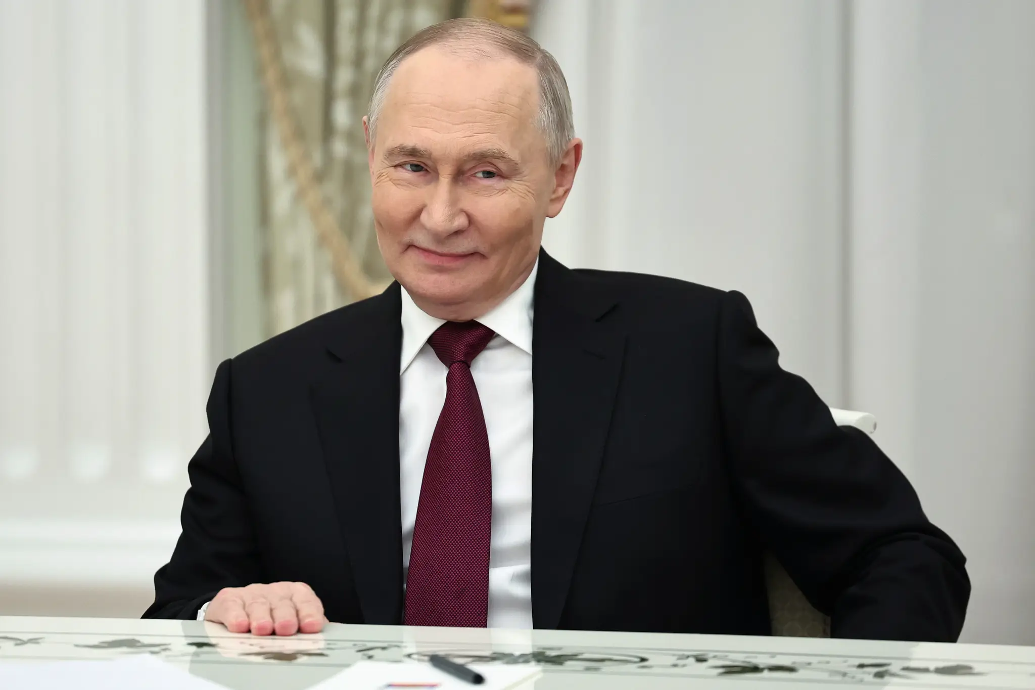 Na snímke ruský prezident Vladimir Putin sa usmieva počas stretnutia s osobitným vyslancom amerického prezidenta Steveom Witkoffom v Moskve.