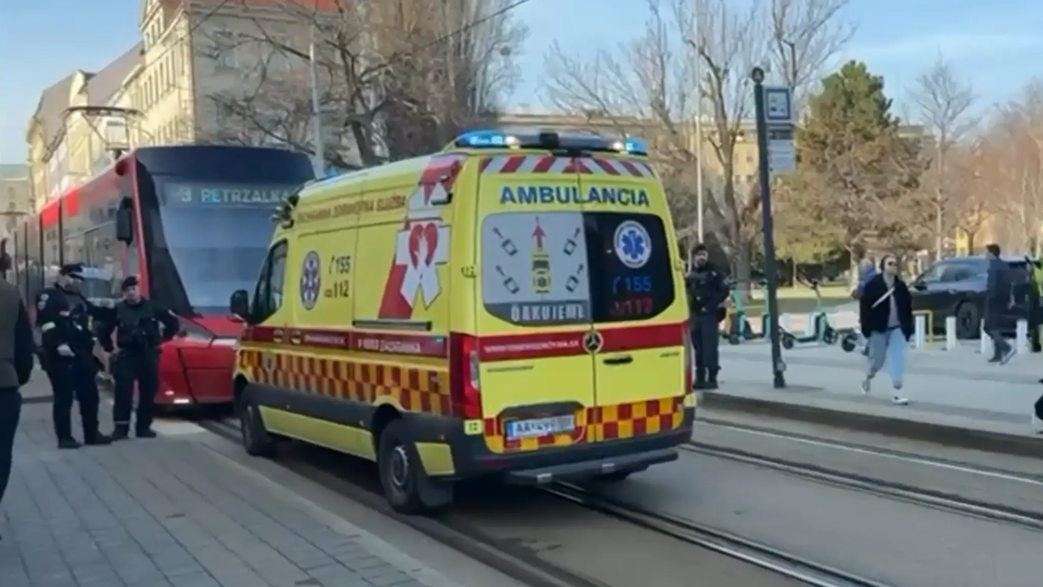Zrážka električky s chodcom v Bratislave 