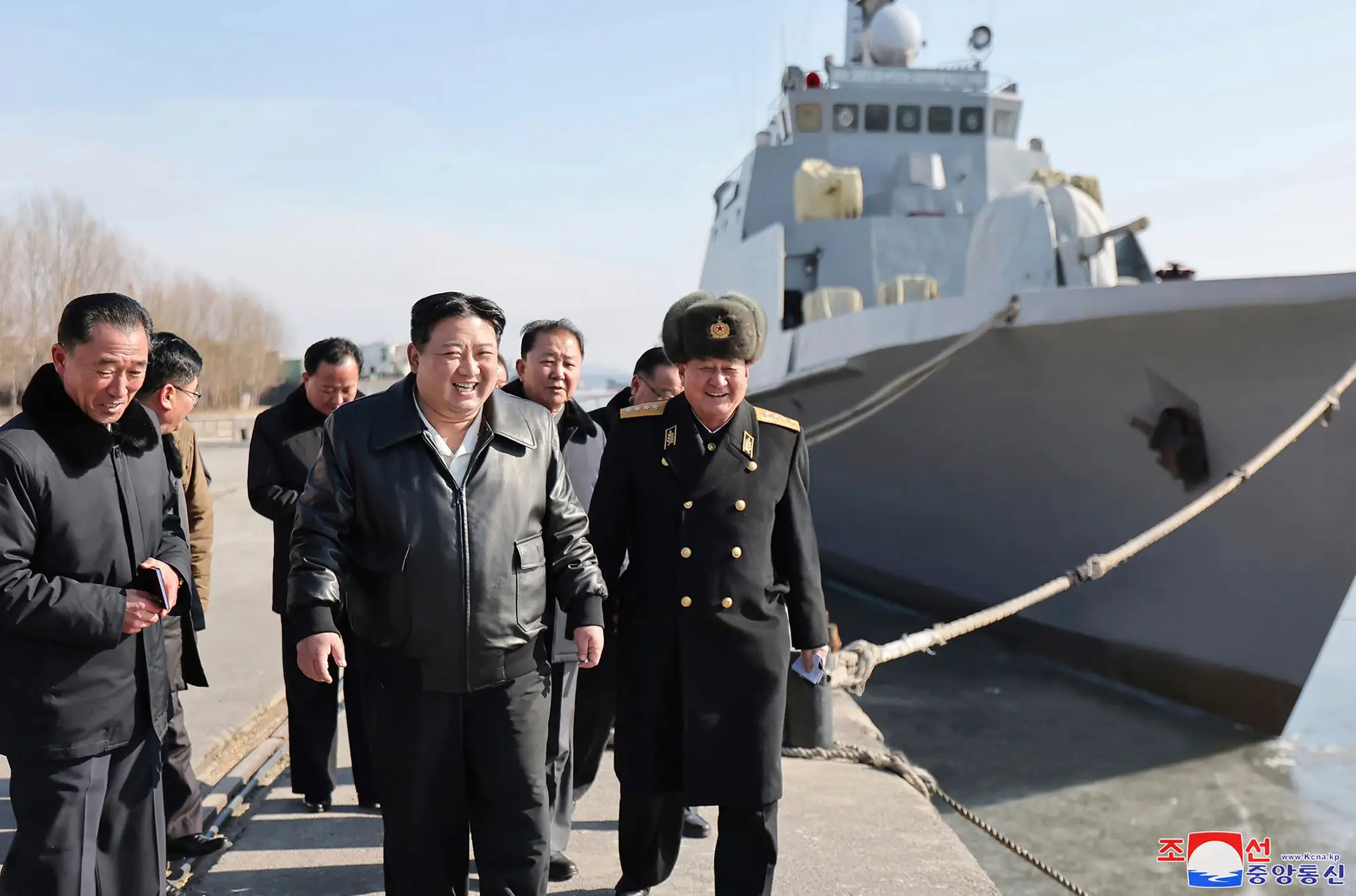 Líder KĽDR Kim Čong-un navštívil lodenicu.