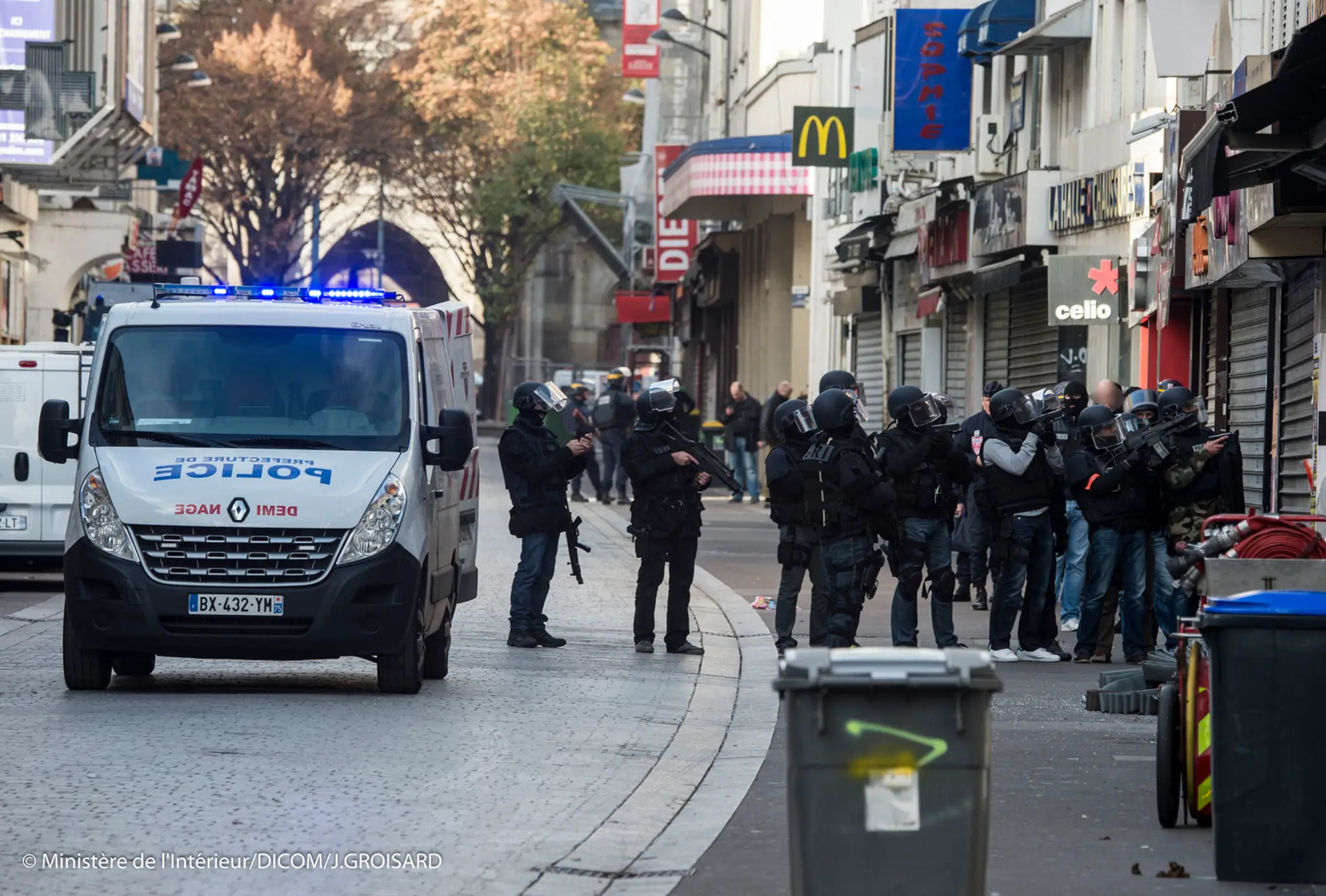 Príslušníci špeciálnych policajných síl počas policajnej operácie v Saint-Denis