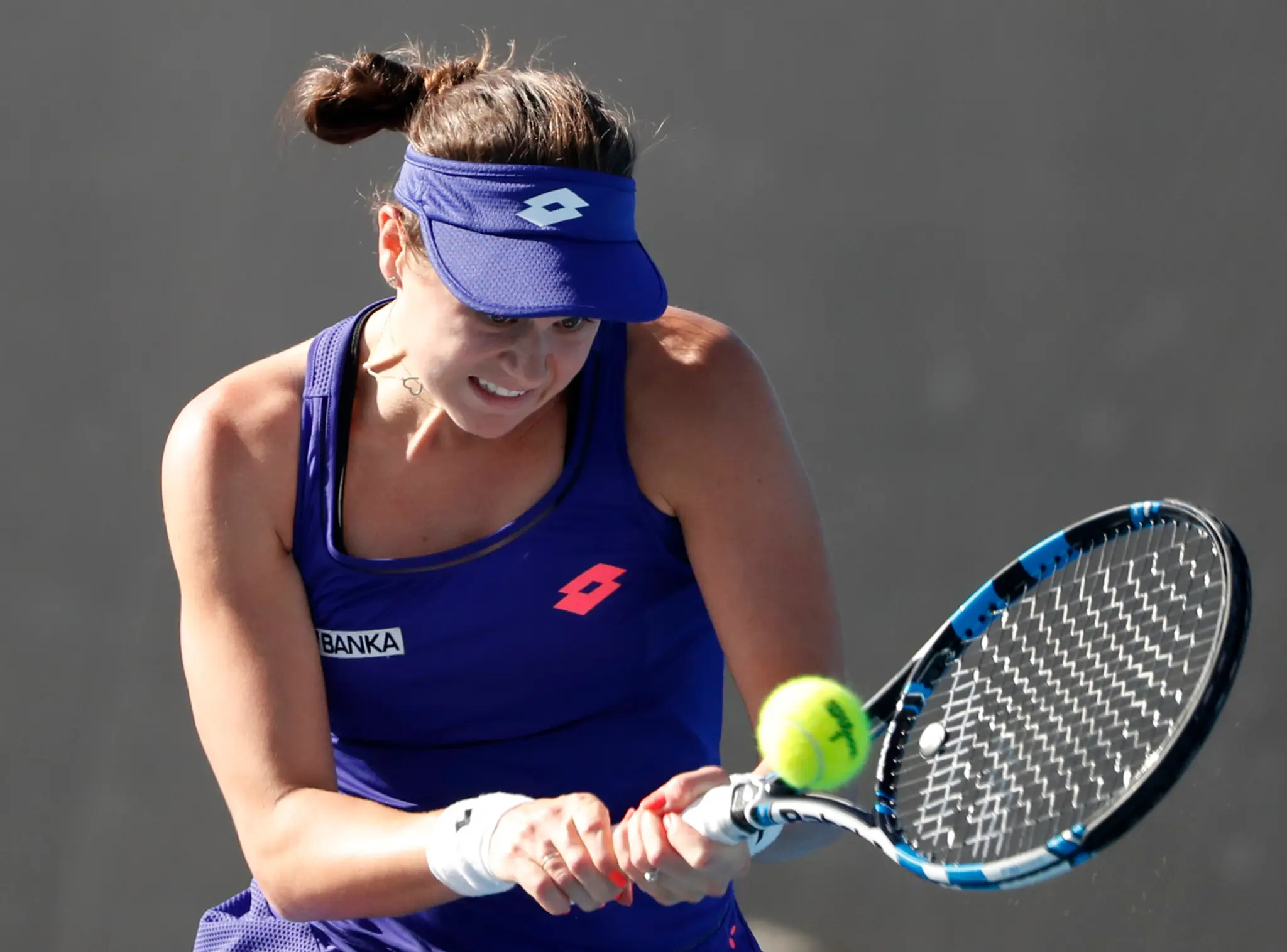 Jana Čepelová odvracia úder Španielky Carly Suarezovej Navarrovej v 1. kole dvojhry na Australian Open.