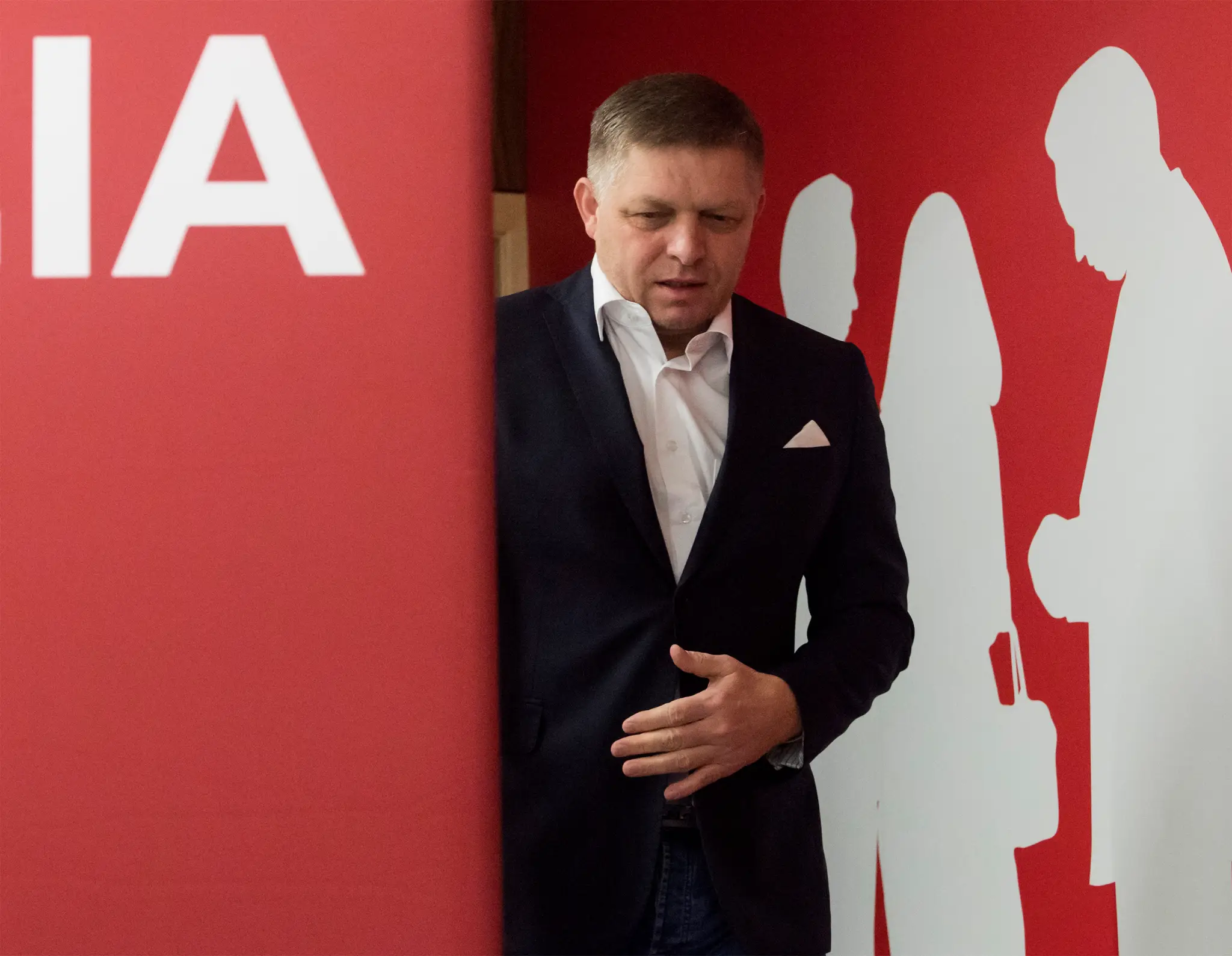 Robert Fico prichádza na tlačovú konferenciu po výsledkoch parlamentných volieb 2020, kedy priznal prehru.