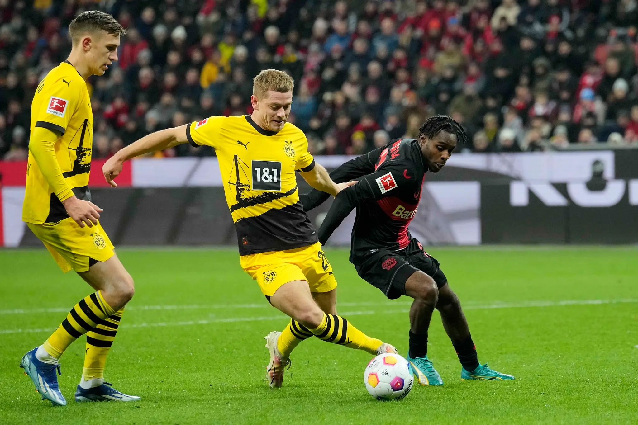 Dortmund jednému rivalovi pomohol, druhému uškodil