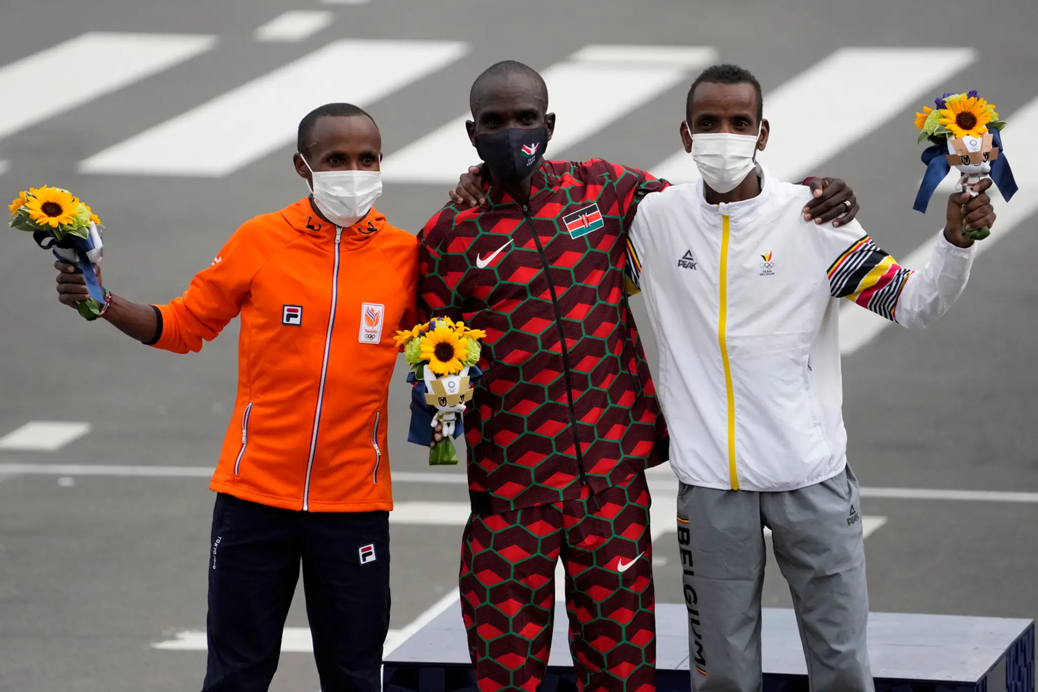Keňan Eliud Kipchoge na stupni víťazov