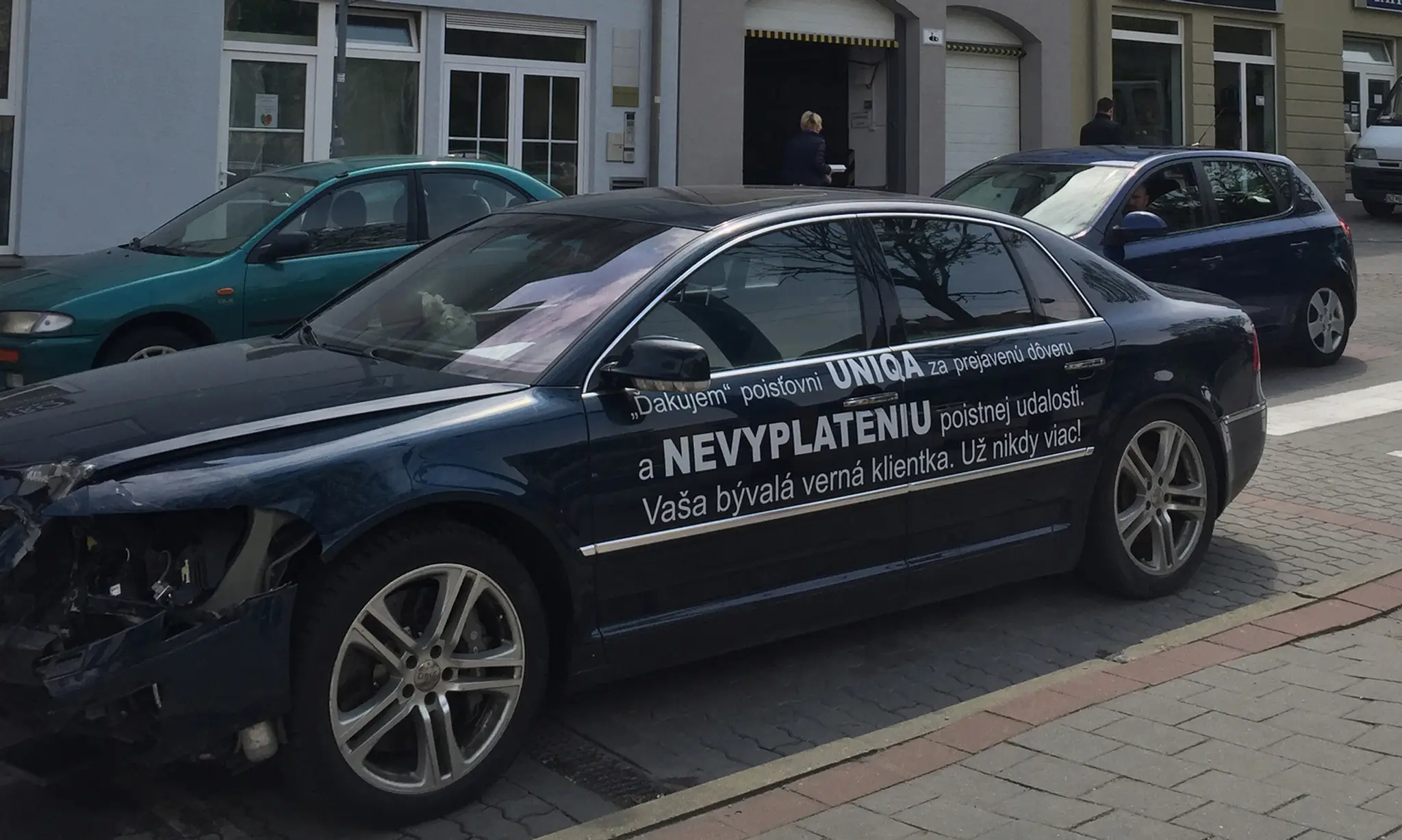 Auto pred poisťovňou.