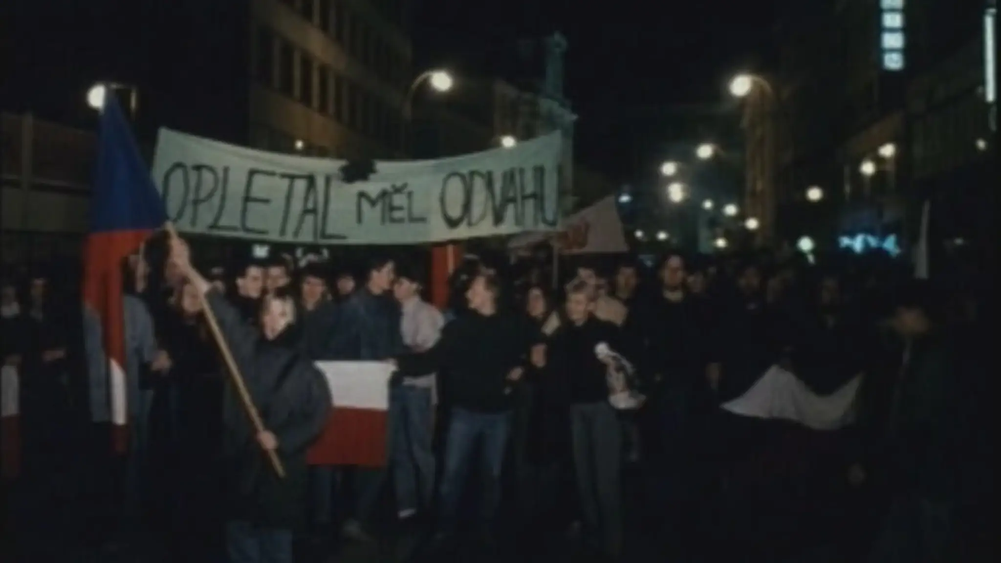 Protesty v Prahe, ktoré spustili Nežnú revolúciu. 
