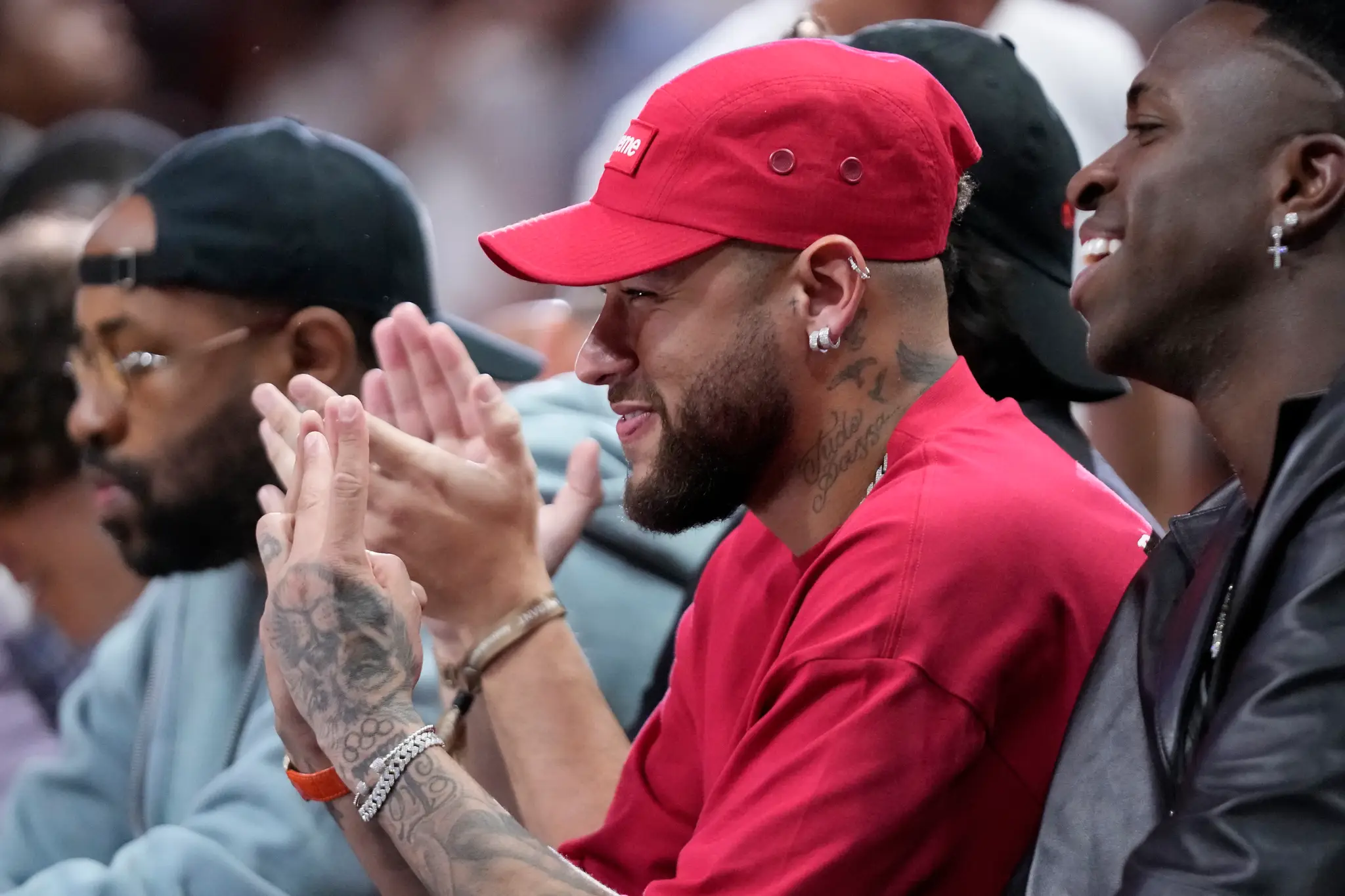 Neymar si na Floride odskočil pozrieť dva zápasy finálovej série play off NBA medzi Miami a Denverom.
