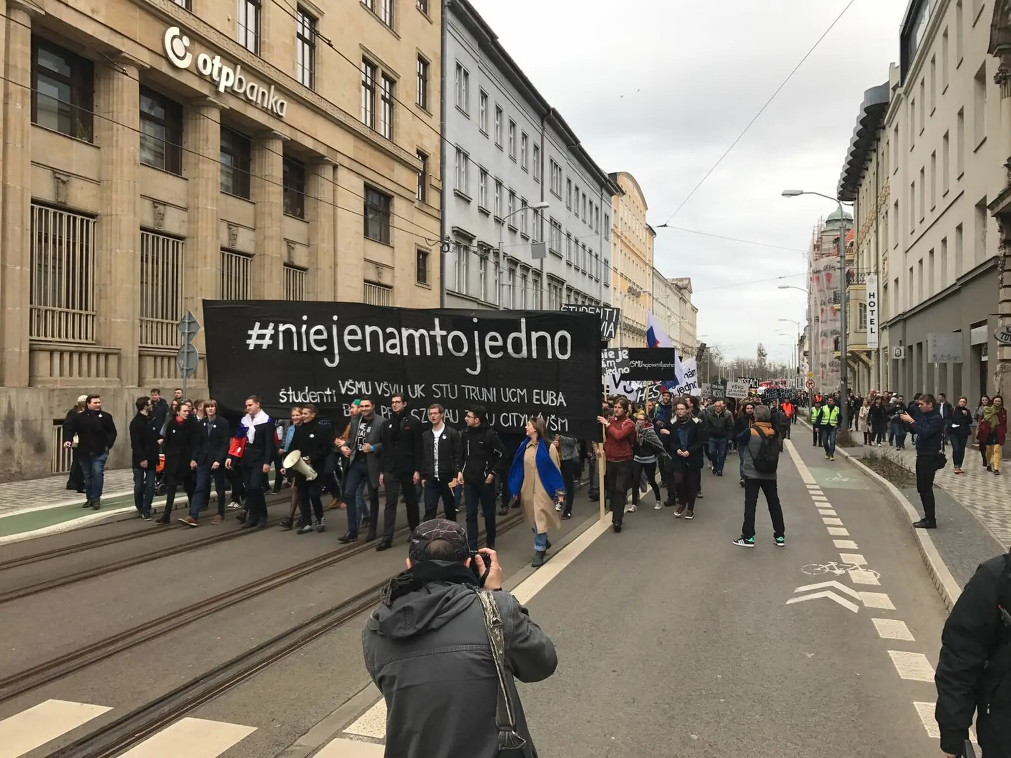 Ľudia káčajú Štúrovou ulicou na Námestie SNP, kde bolo protestné zhromaždenie Za slušné Slovensko. 