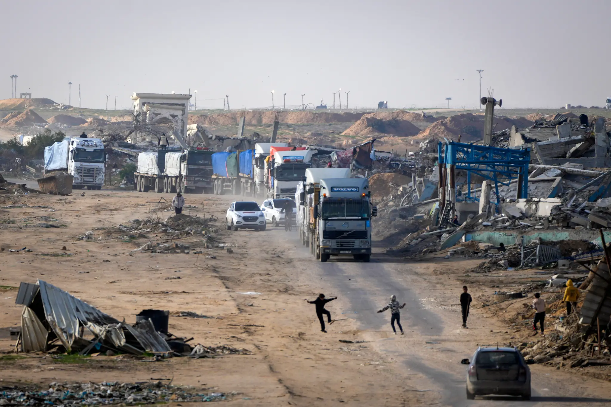 Kamióny privážajú humanitárnu pomoc z Egypta do mesta Rafah na juhu Pásma Gazy.