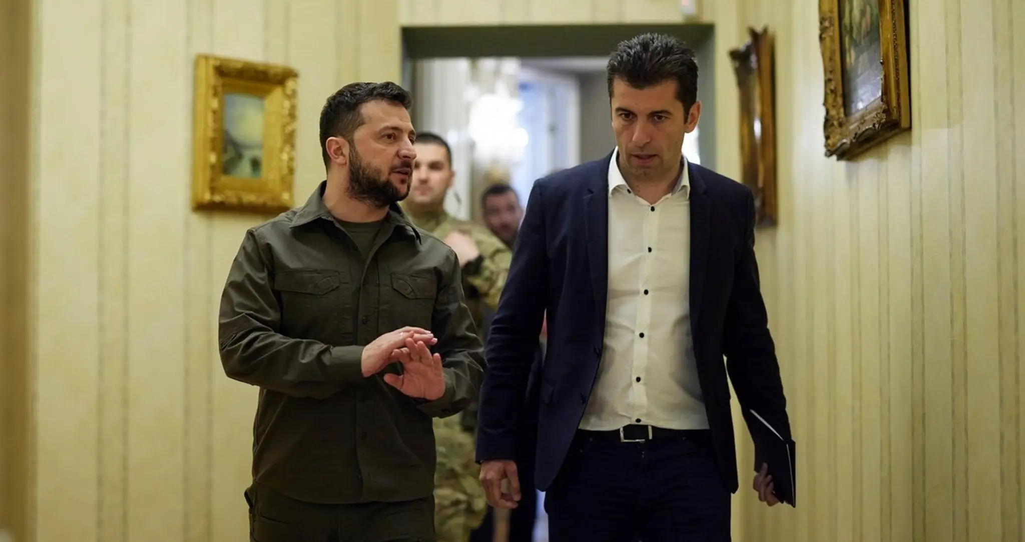 Volodymyr Zelenskyj a Kiril Petkov na archívnej snímke z apríla 2022 počas stretnutia v Kyjeve.