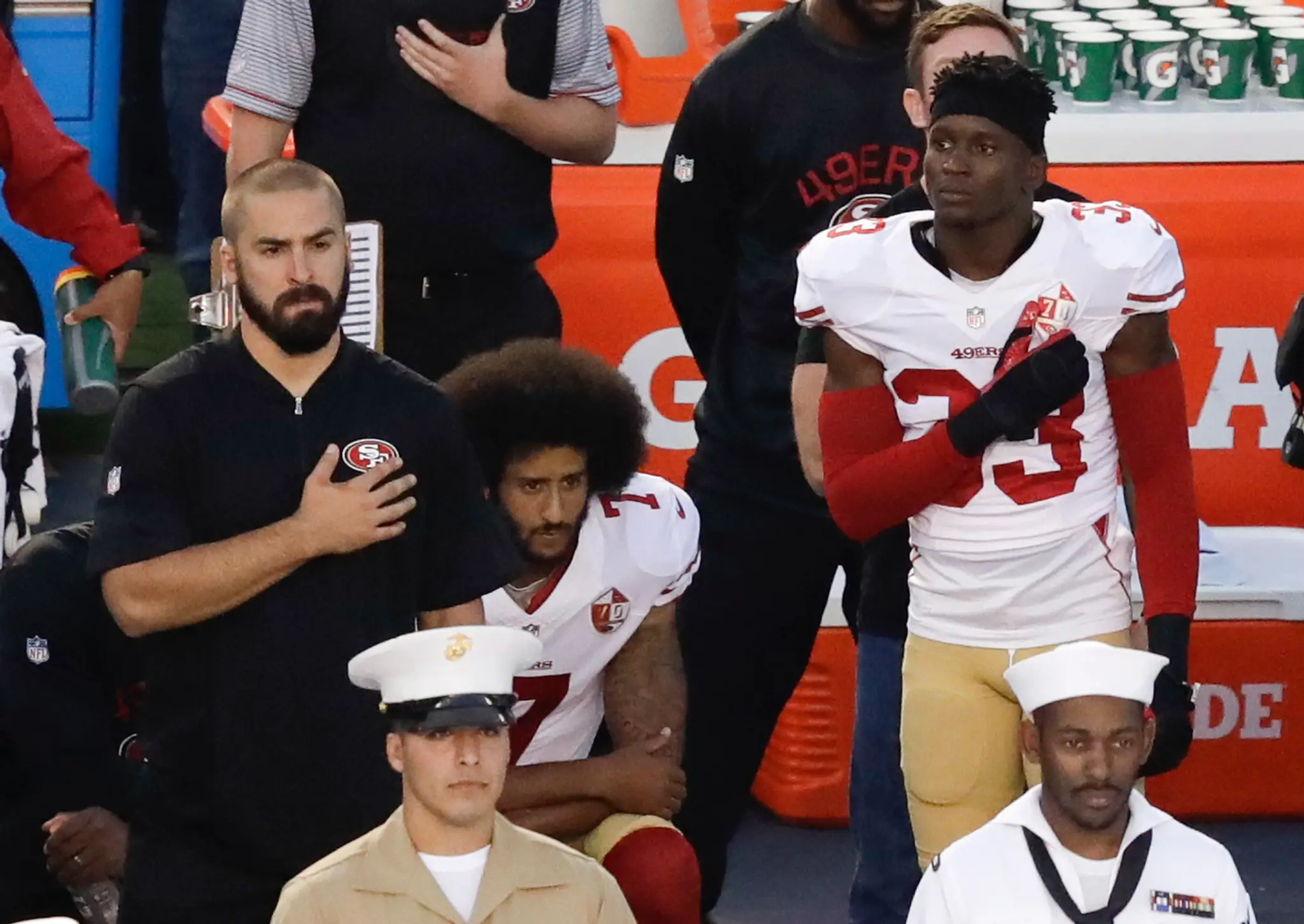 Quaterbeck tímu San Francisco 49ers Colin Kaepernick počas hymny sedel.