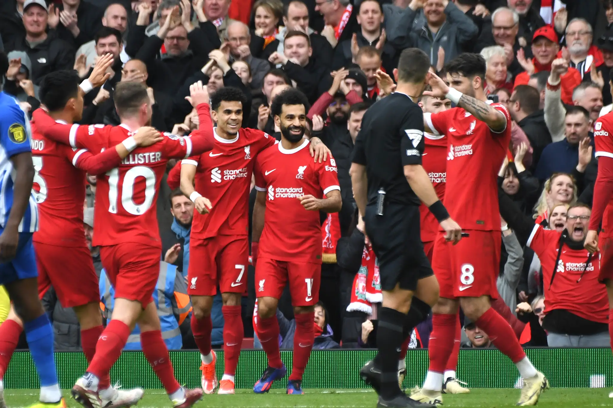 Liverpool dnes potešila výhra nad Brightonom i remíza najväčších sokov.