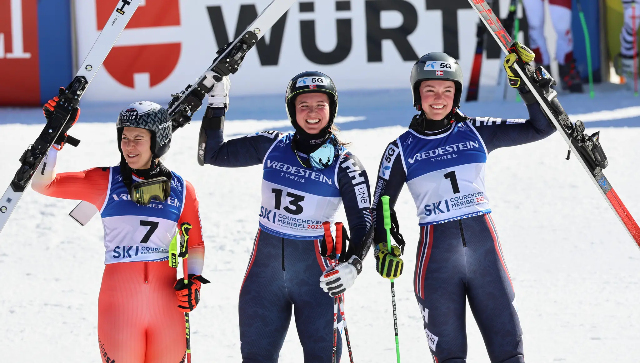 Na snímke uprostred Nórka Maria Therese Tvibergová oslavuje víťazstvo v paralelnom obrovskom slalome žien na MS vo francúzskom stredisku Courchevel/Méribel.