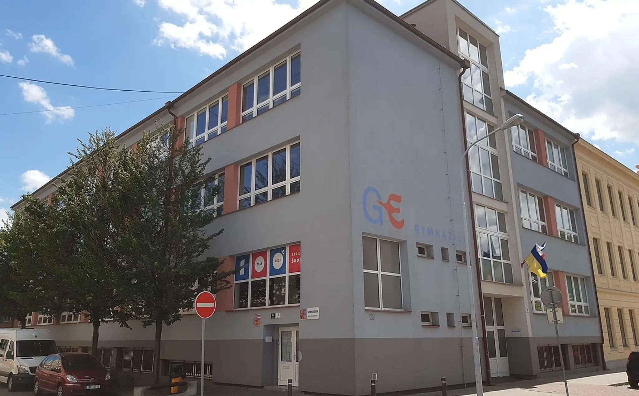Gymnáziu Elgartova.