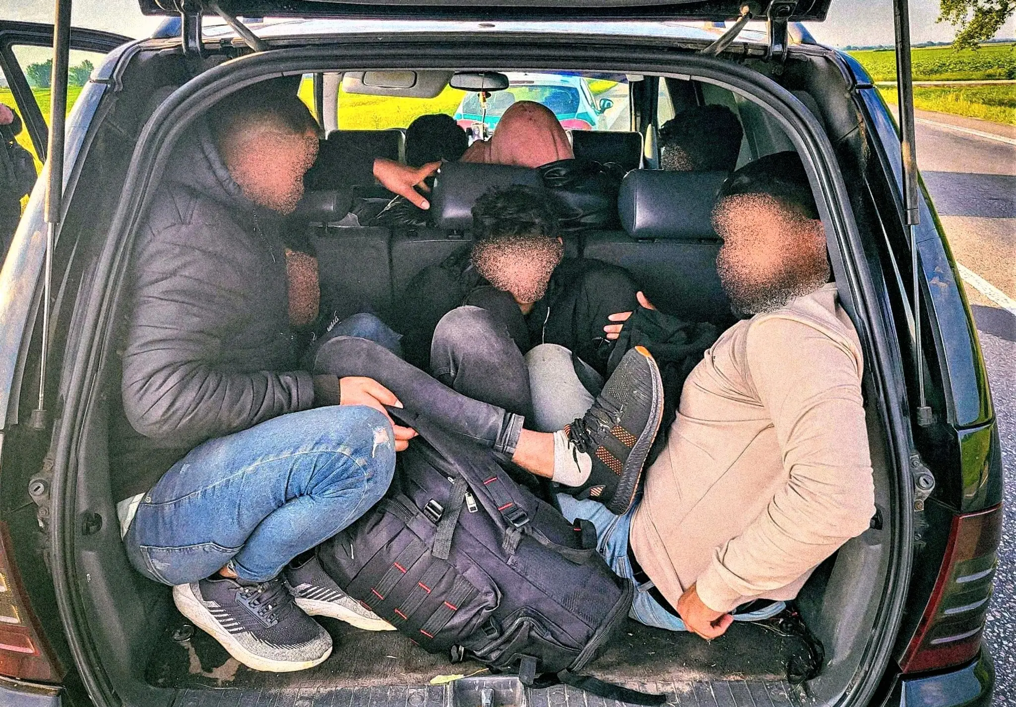 Migranti, ktorých zadržala polícia. 