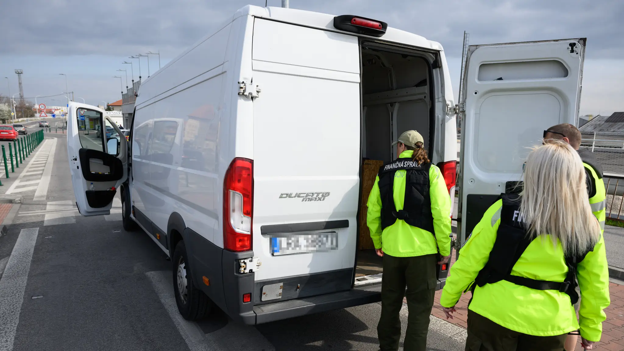 Policajti pre slintačku a krívačku zastavujú vozidlá na hraničných priechodoch